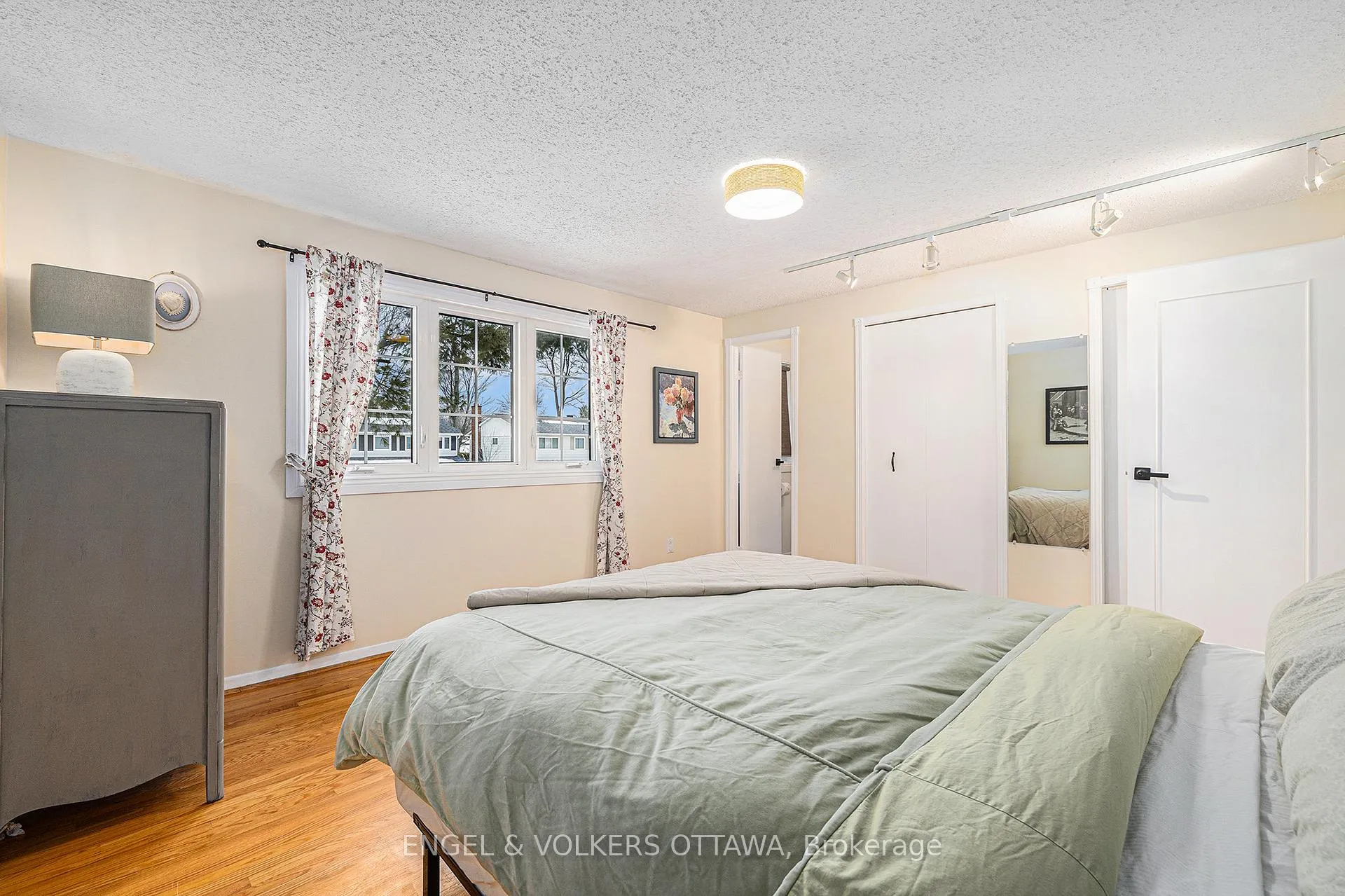 Photo 19 of 12 Woodburn Drive, Ottawa, Blackburn Hamlet — HOMEH