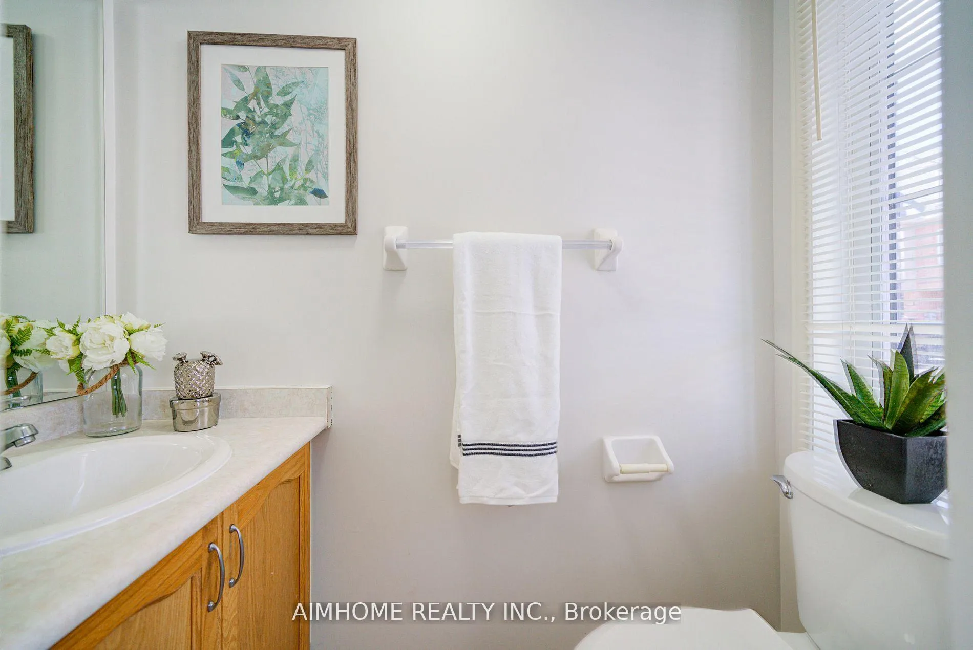 Photo 5 of 27 Warrington Way, Markham, Berczy — HOMEH