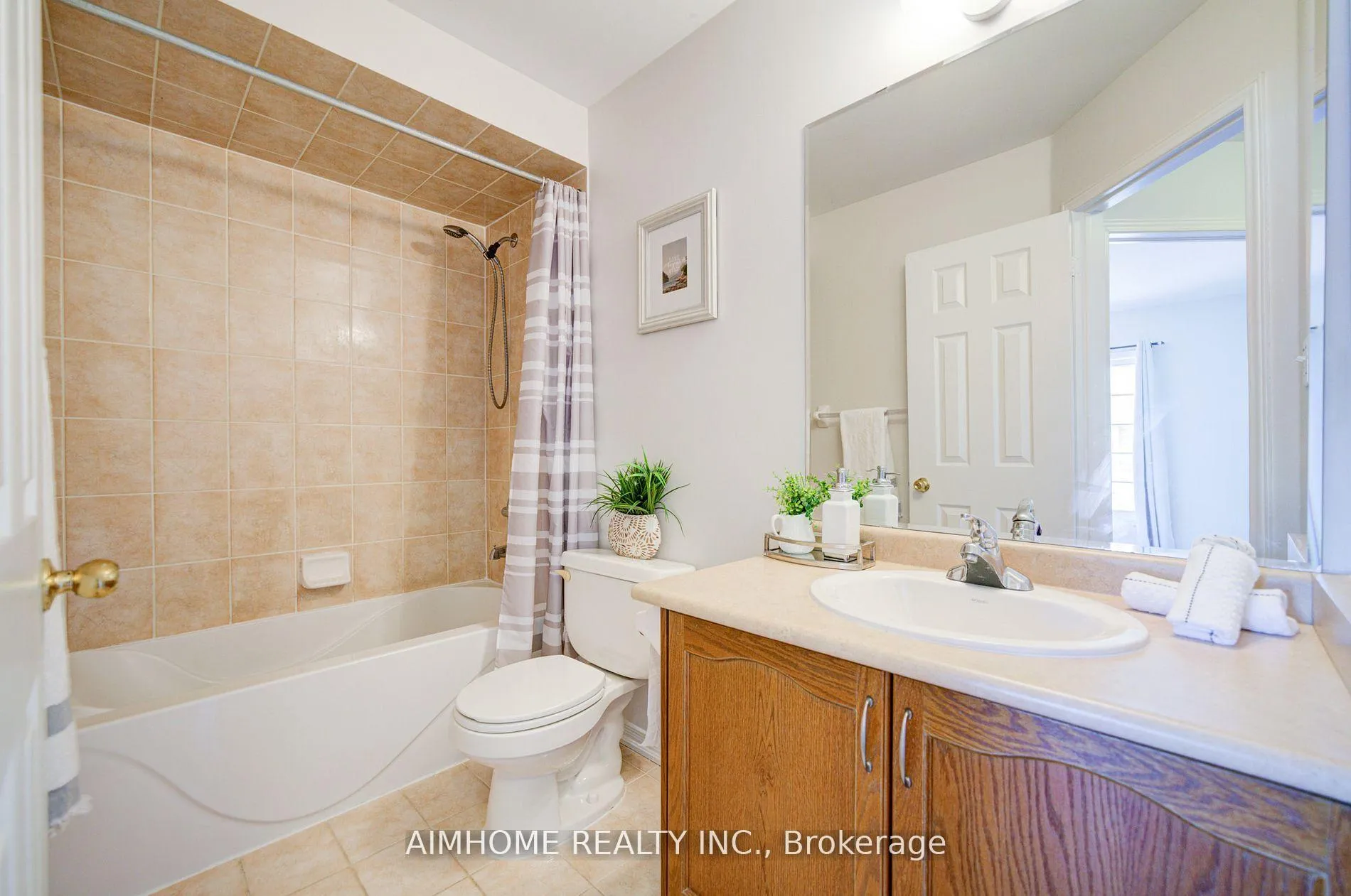 Photo 26 of 27 Warrington Way, Markham, Berczy — HOMEH