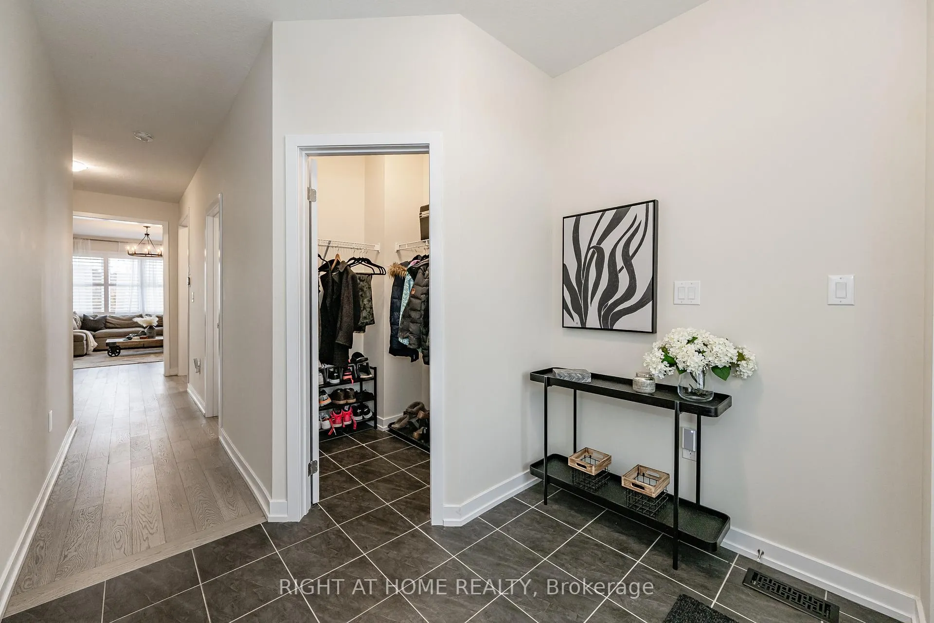 Photo 4 of 116 Whithorn Crescent, Haldimand — HOMEH