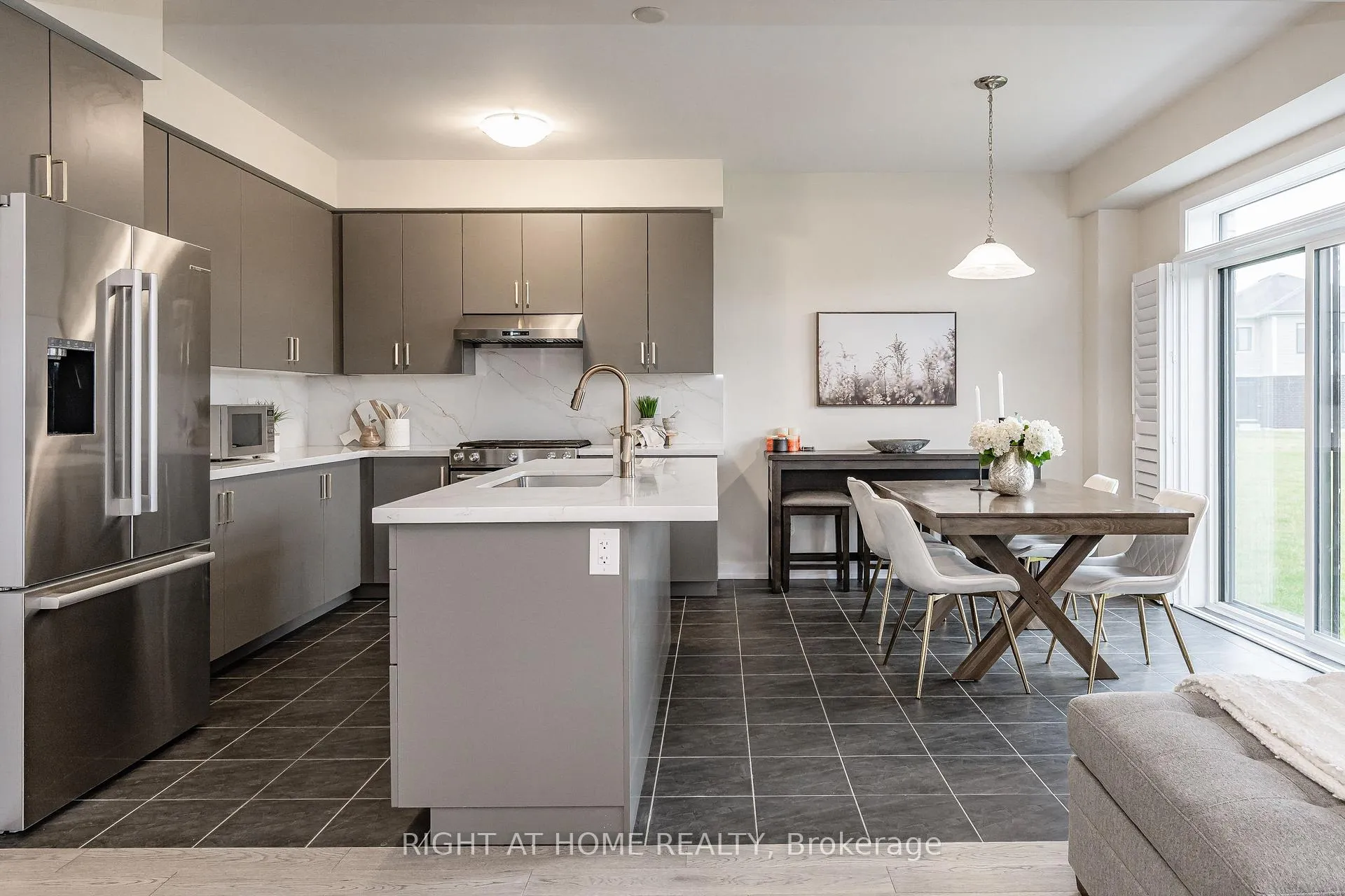 Photo 6 of 116 Whithorn Crescent, Haldimand — HOMEH