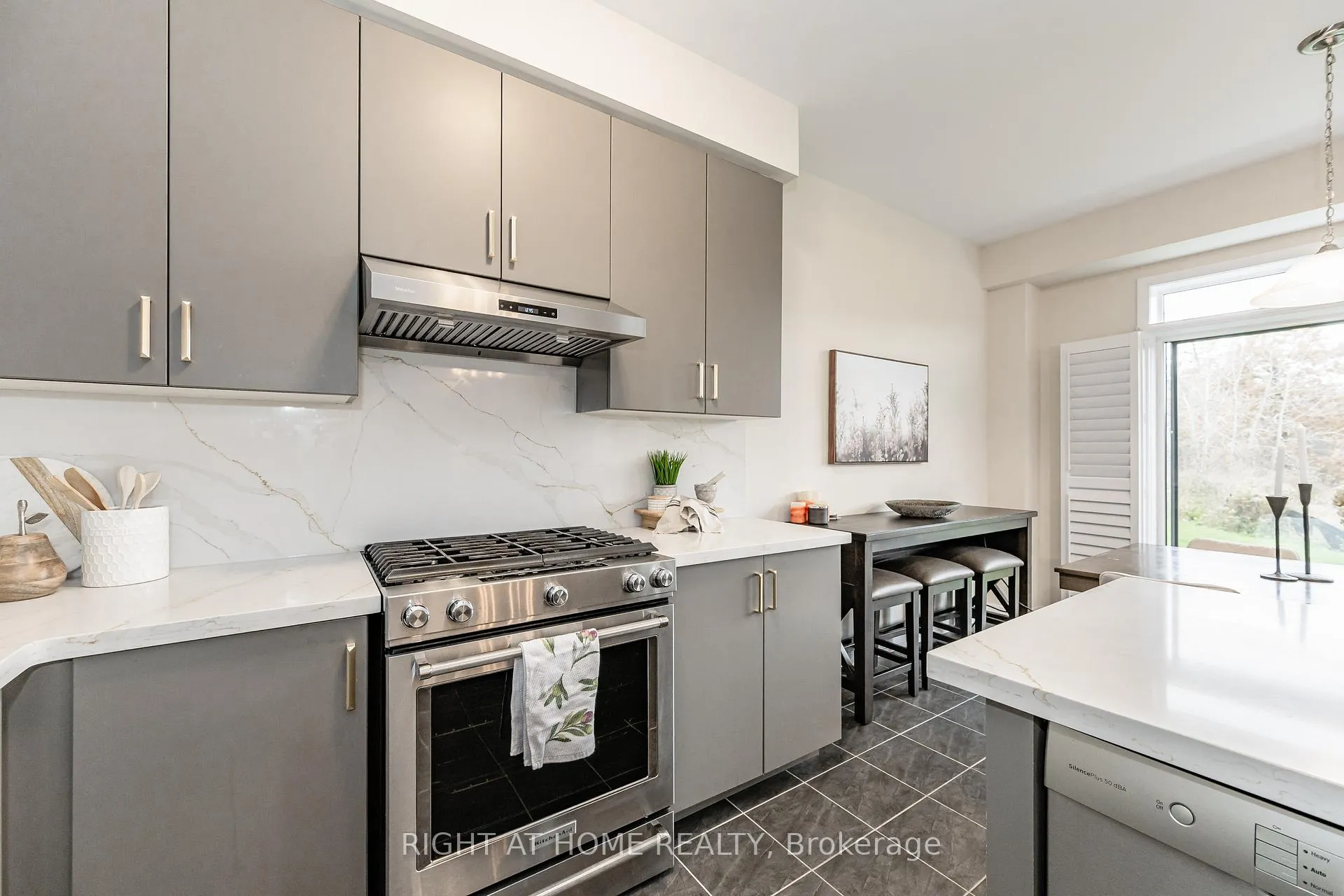 Photo 7 of 116 Whithorn Crescent, Haldimand — HOMEH