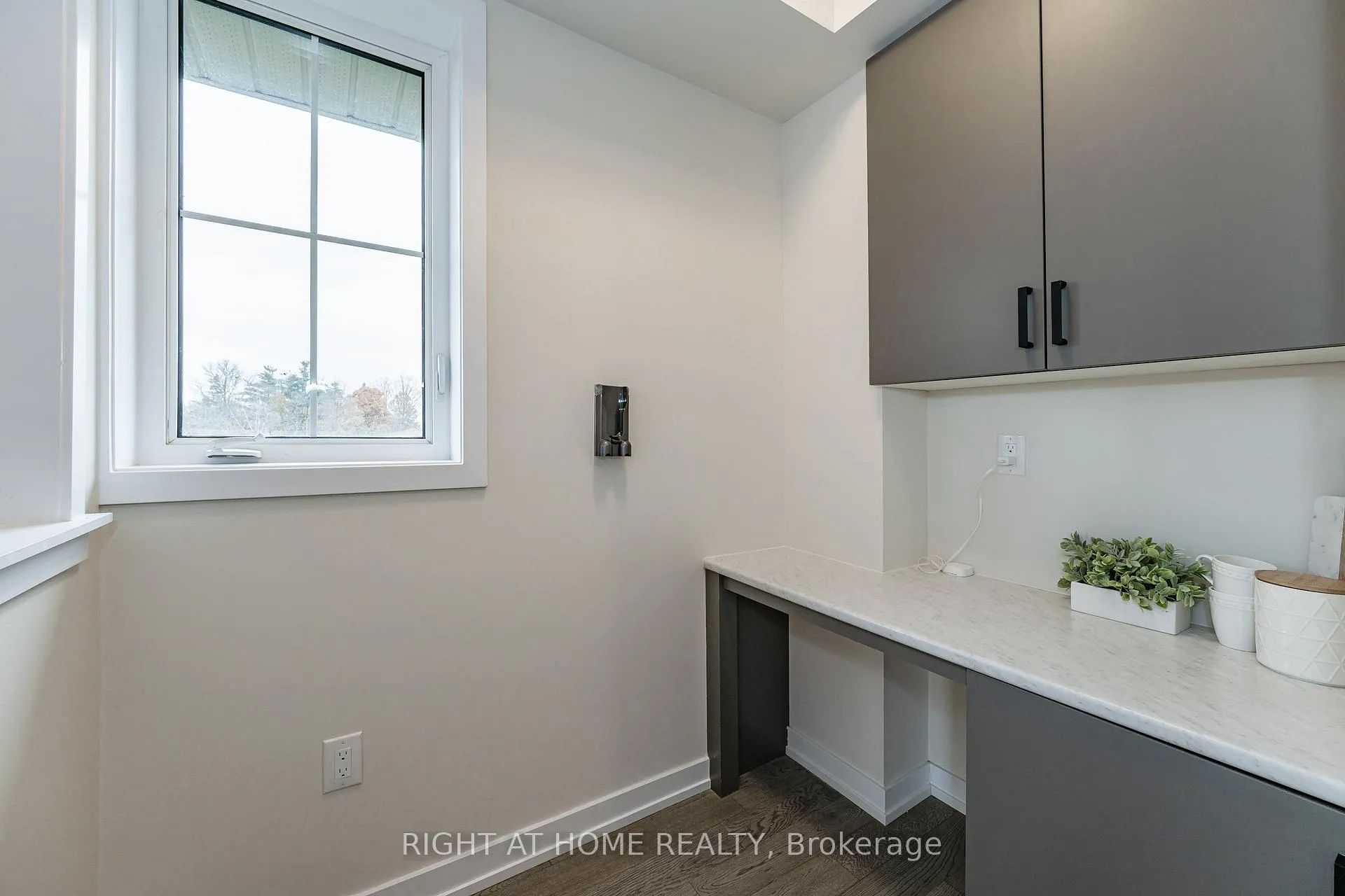 Photo 11 of 116 Whithorn Crescent, Haldimand — HOMEH