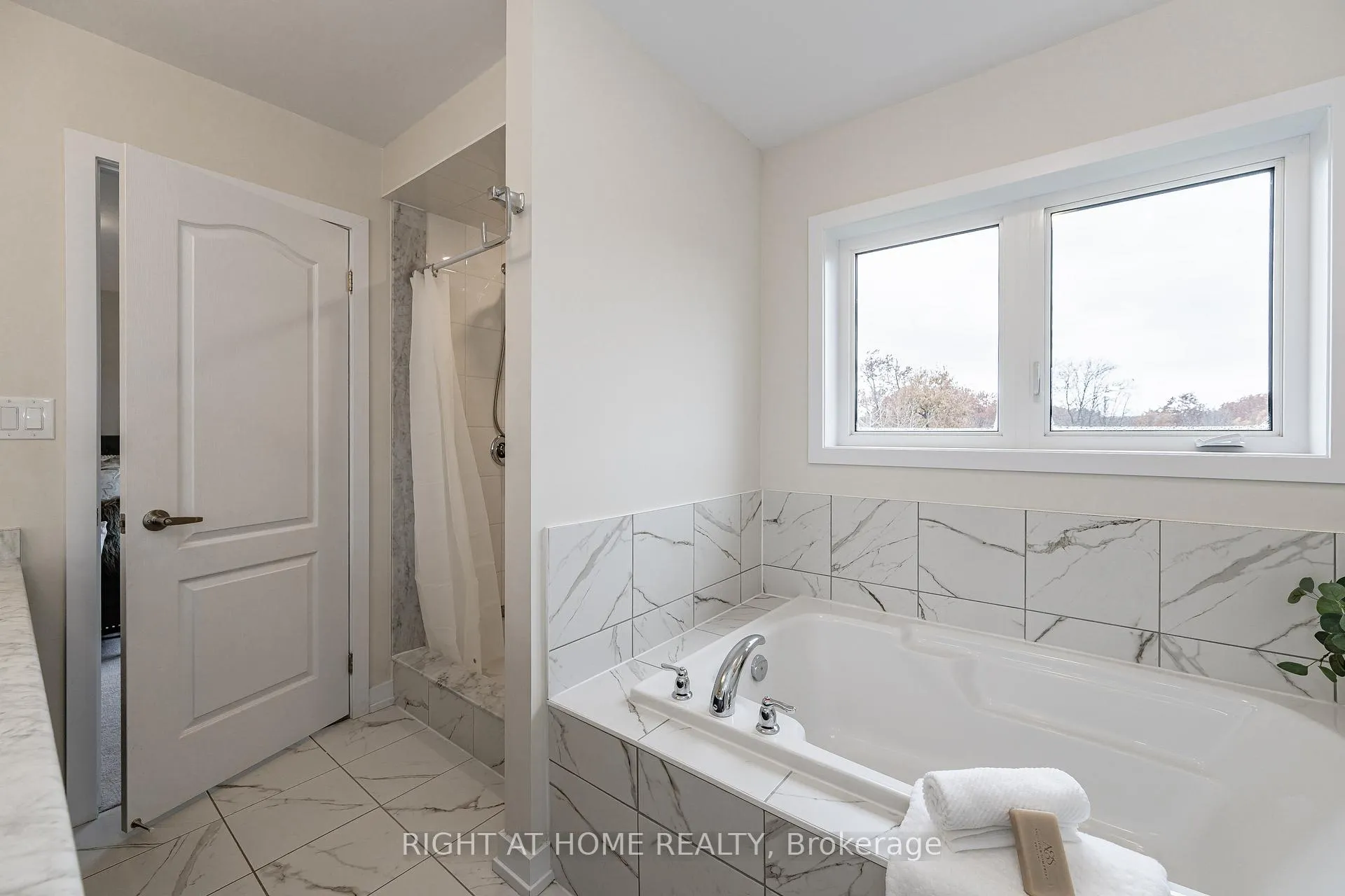 Photo 21 of 116 Whithorn Crescent, Haldimand — HOMEH