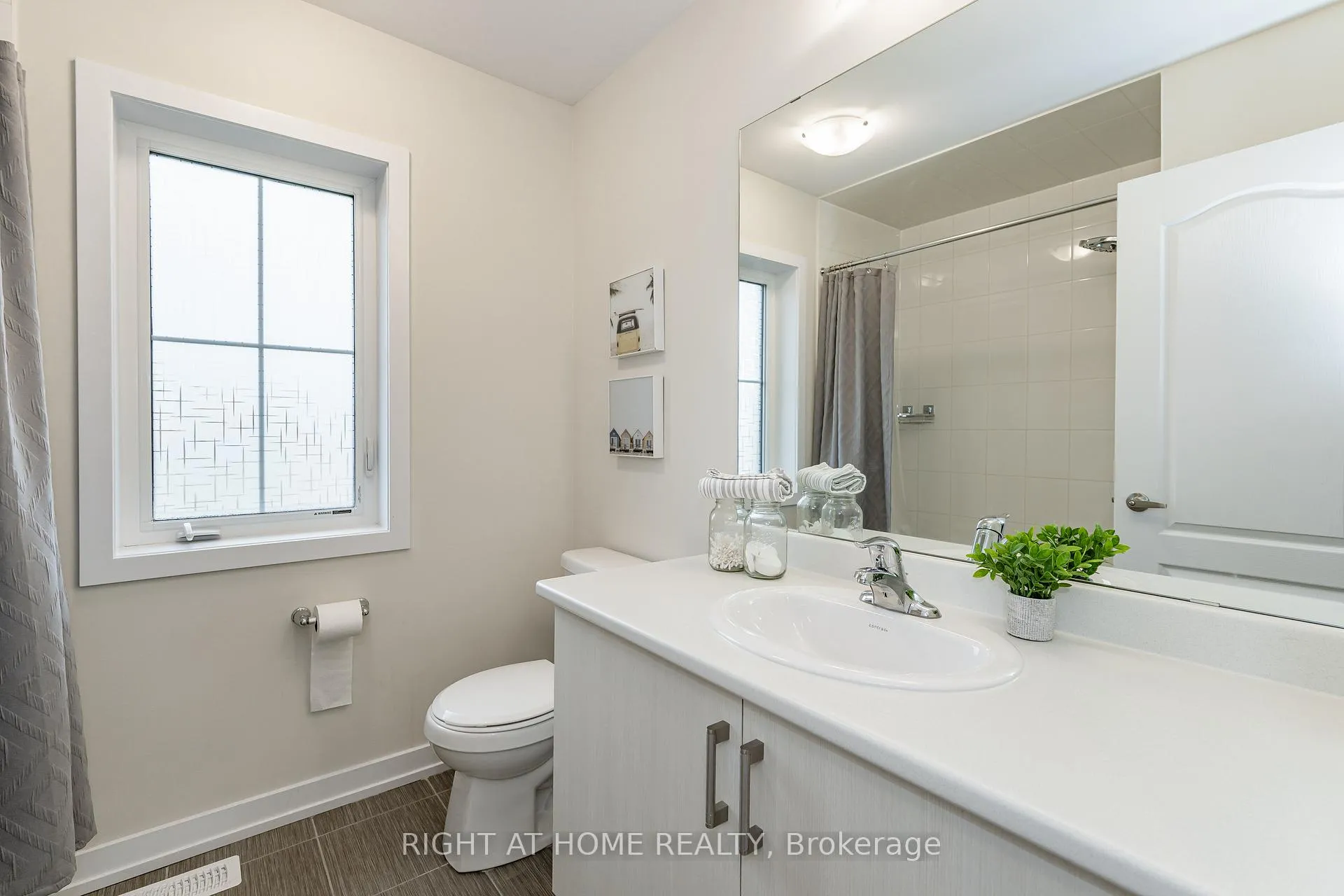 Photo 23 of 116 Whithorn Crescent, Haldimand — HOMEH