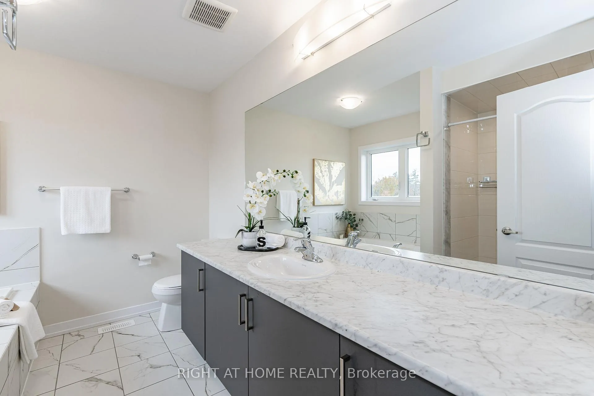 Photo 24 of 116 Whithorn Crescent, Haldimand — HOMEH