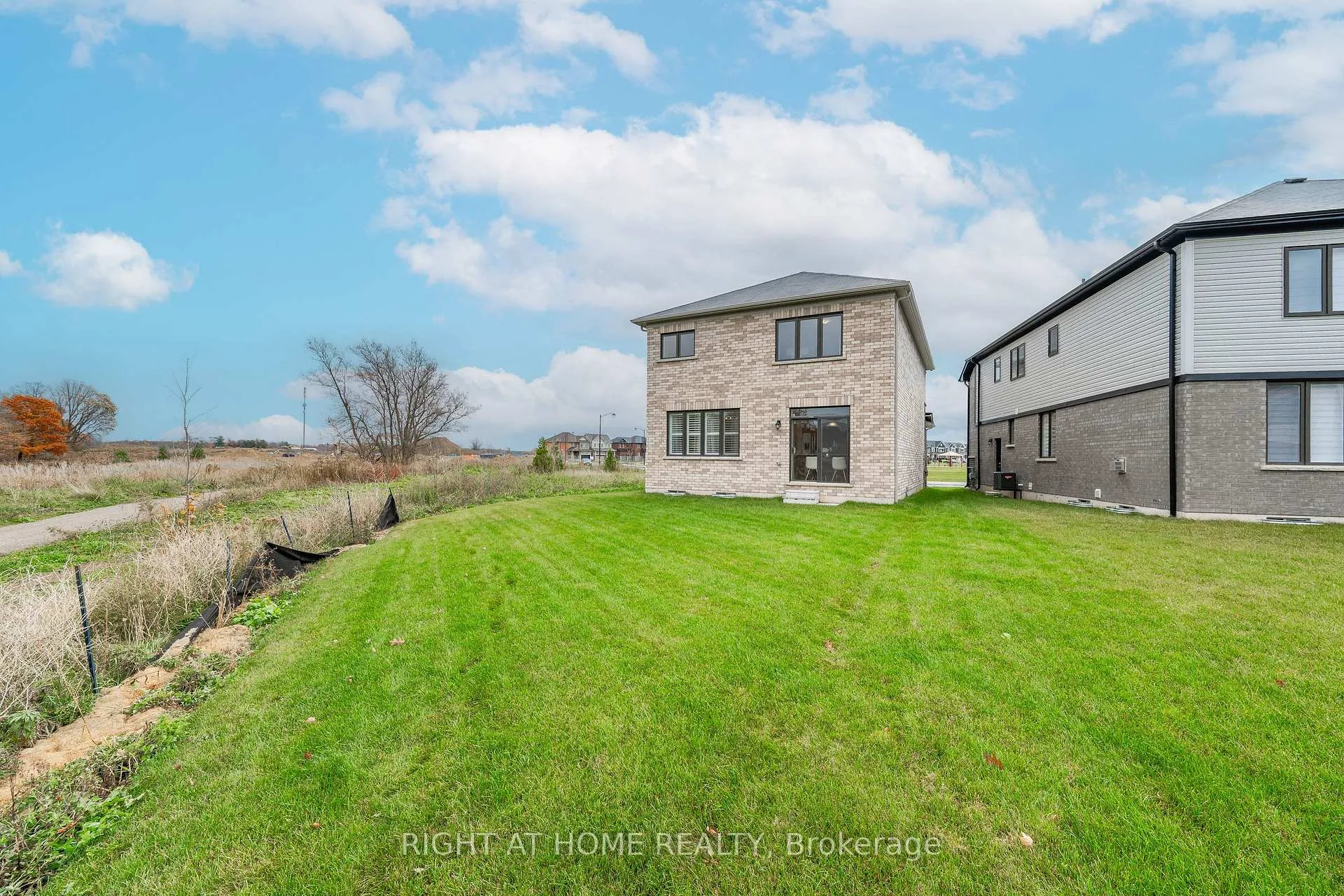 Photo 25 of 116 Whithorn Crescent, Haldimand — HOMEH
