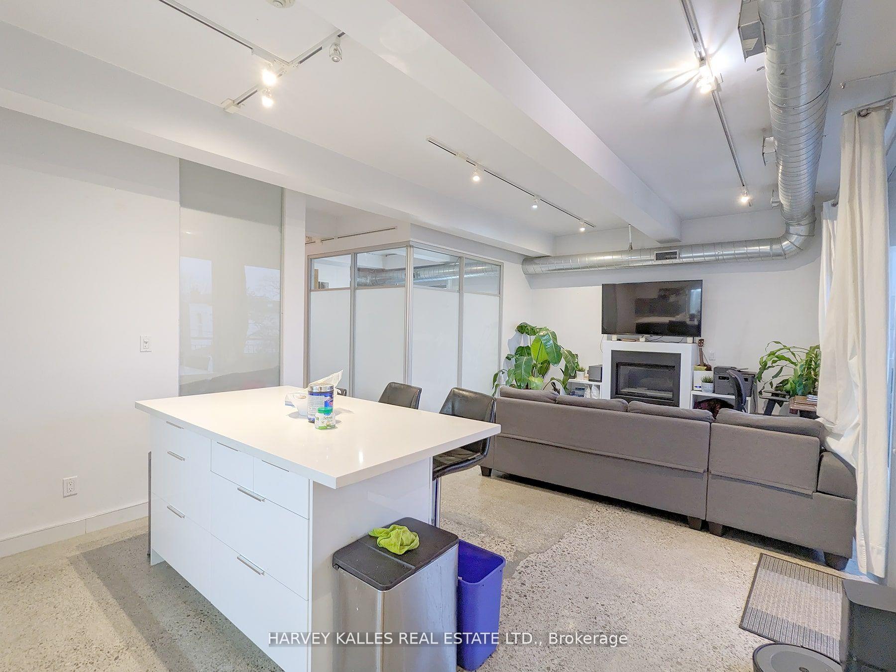 Photo 4 of Unit 2B, 214 Bathurst Street, Toronto, Trinity-Bellwoods — HOMEH
