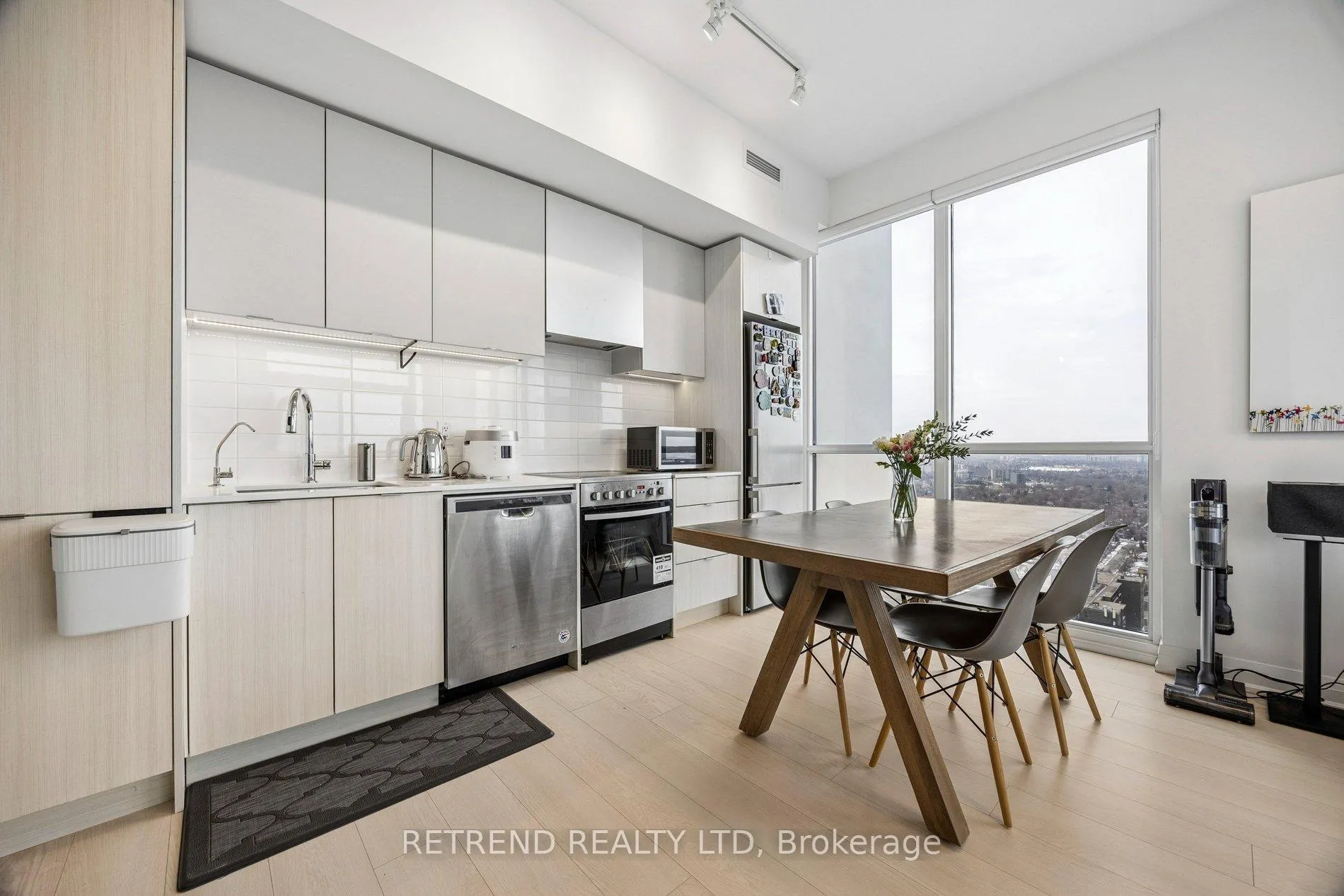 Photo 2 of Unit 3302, 30 Gibbs Road, Etobicoke, Islington-City Centre West — HOMEH