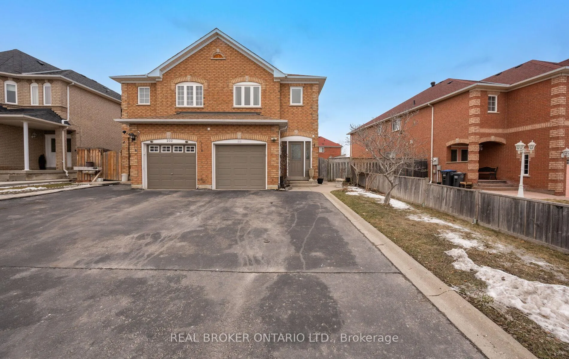 Photo 2 of 204 Tiller Trail, Brampton, Fletcher's Creek Village — HOMEH