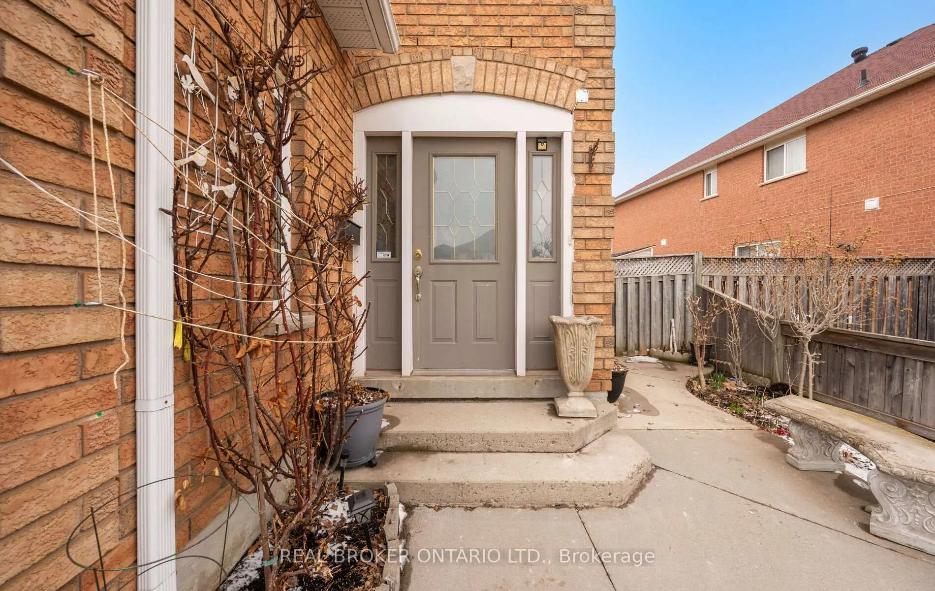 Photo 4 of 204 Tiller Trail, Brampton, Fletcher's Creek Village — HOMEH