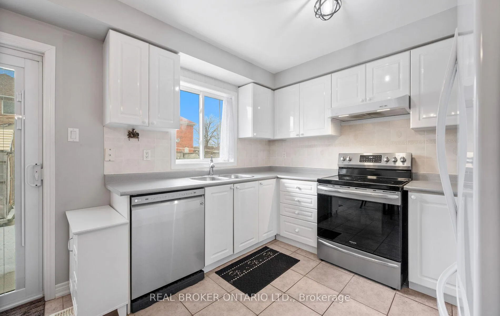 Photo 18 of 204 Tiller Trail, Brampton, Fletcher's Creek Village — HOMEH