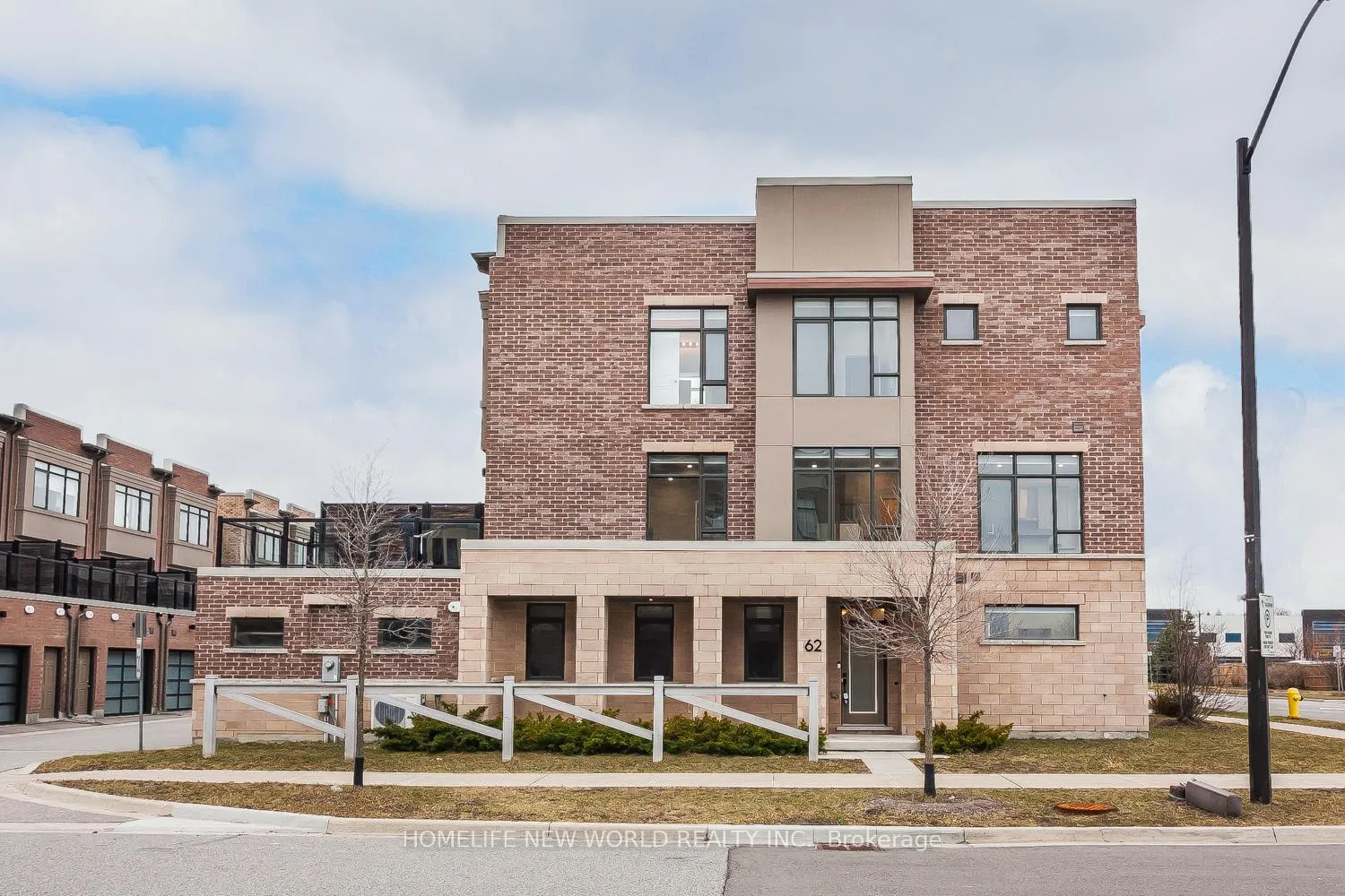 Photo 2 of 62 Troon Avenue, Vaughan, Maple — HOMEH