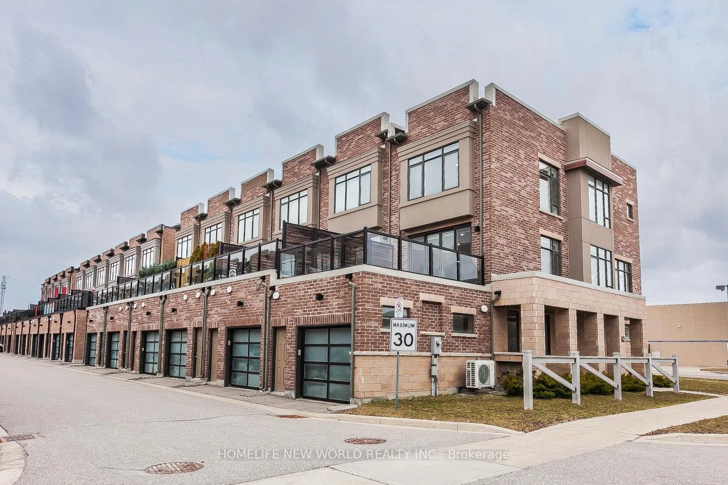 Photo 3 of 62 Troon Avenue, Vaughan, Maple — HOMEH