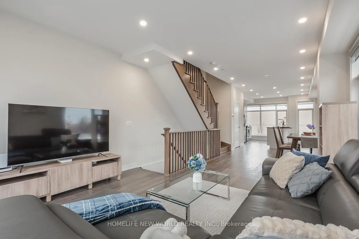 Photo 7 of 62 Troon Avenue, Vaughan, Maple — HOMEH