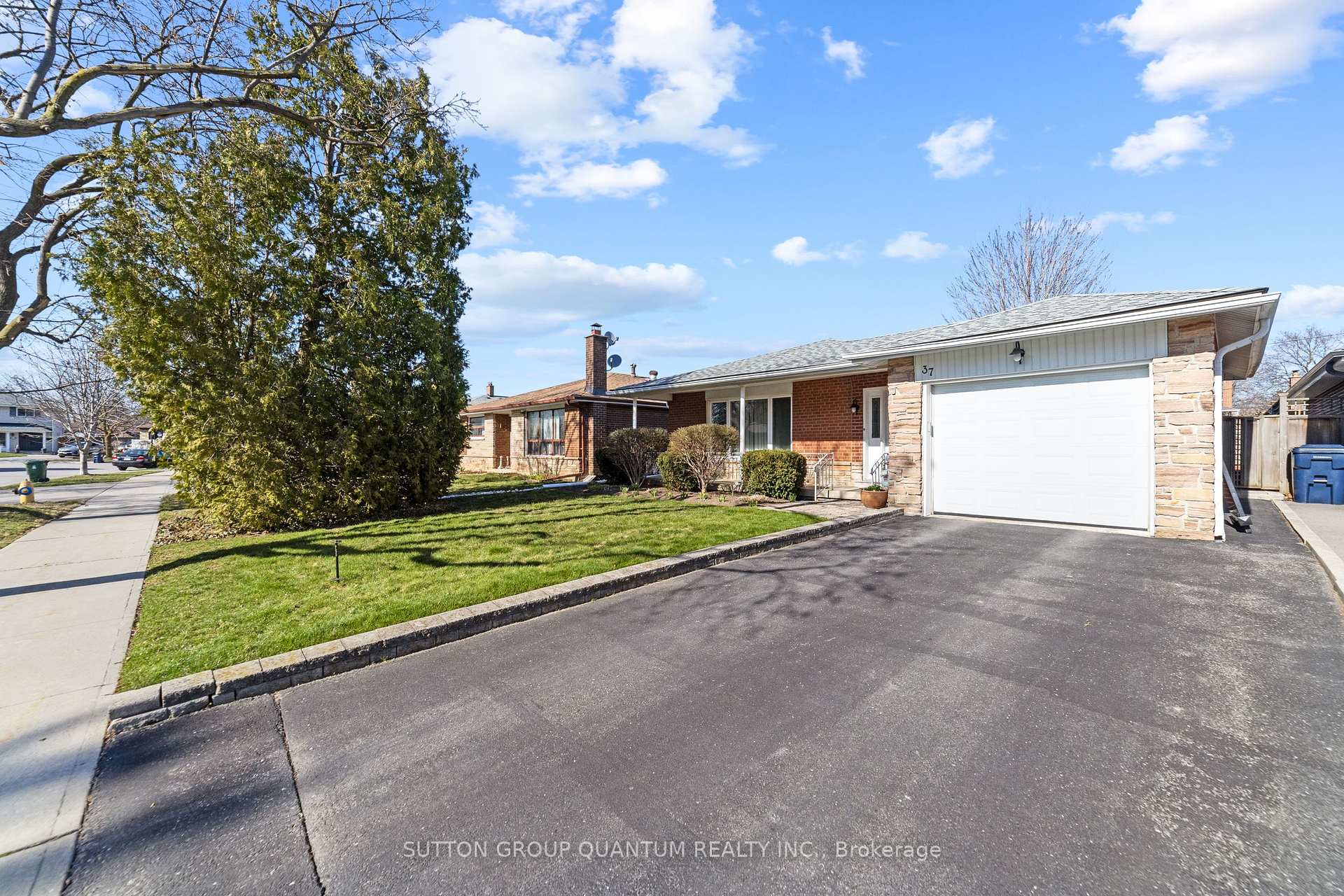 Photo 2 of 37 Farley Crescent, Etobicoke, Willowridge-Martingrove-Richview — HOMEH