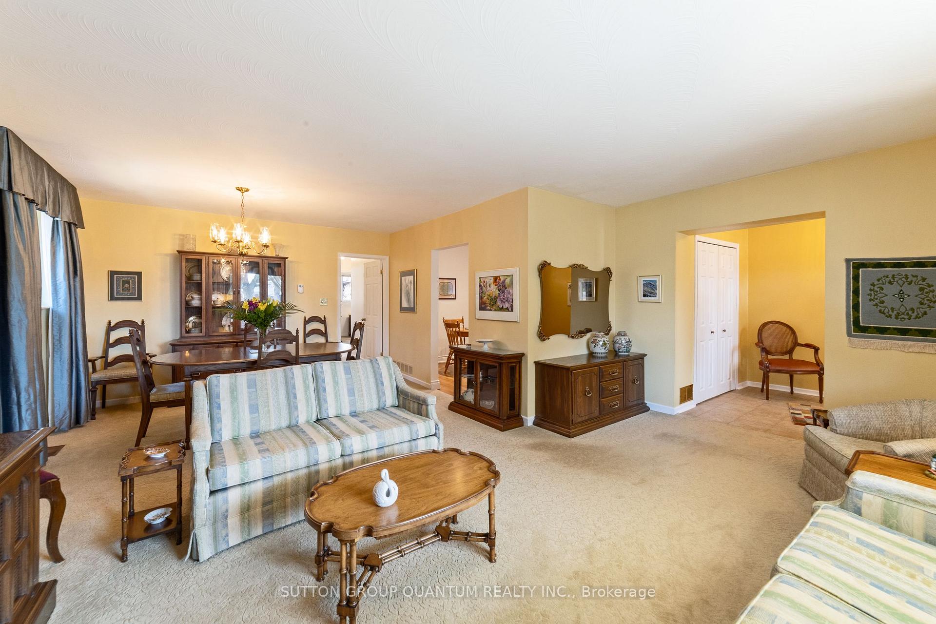 Photo 5 of 37 Farley Crescent, Etobicoke, Willowridge-Martingrove-Richview — HOMEH