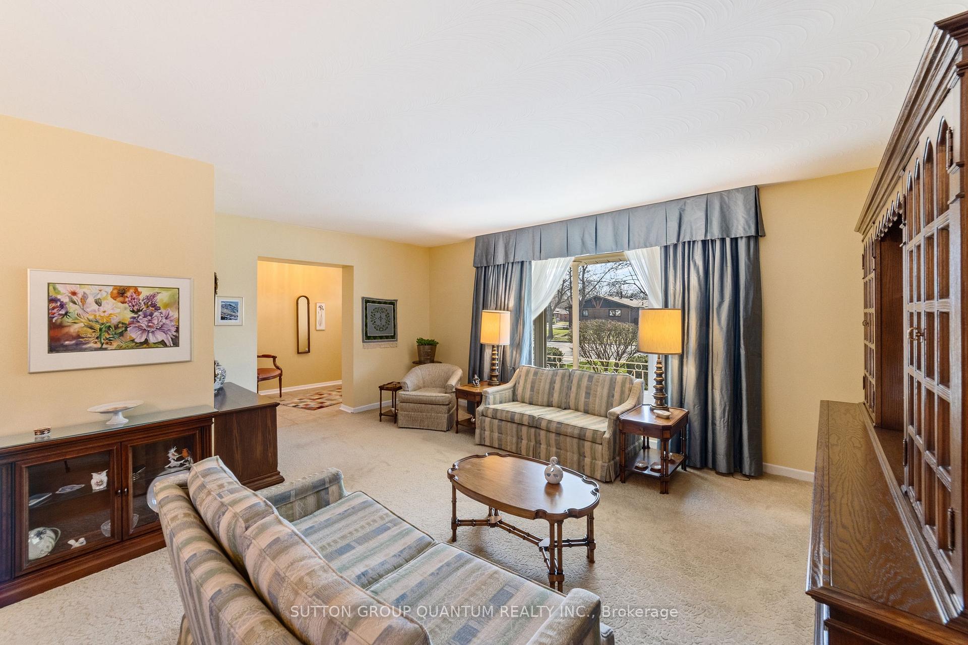 Photo 7 of 37 Farley Crescent, Etobicoke, Willowridge-Martingrove-Richview — HOMEH
