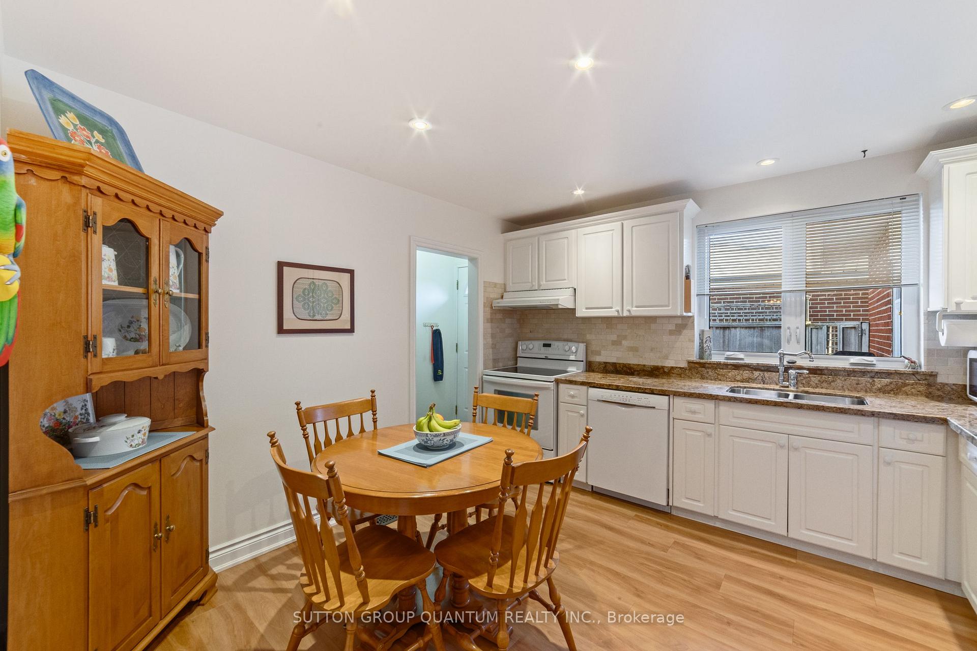 Photo 11 of 37 Farley Crescent, Etobicoke, Willowridge-Martingrove-Richview — HOMEH