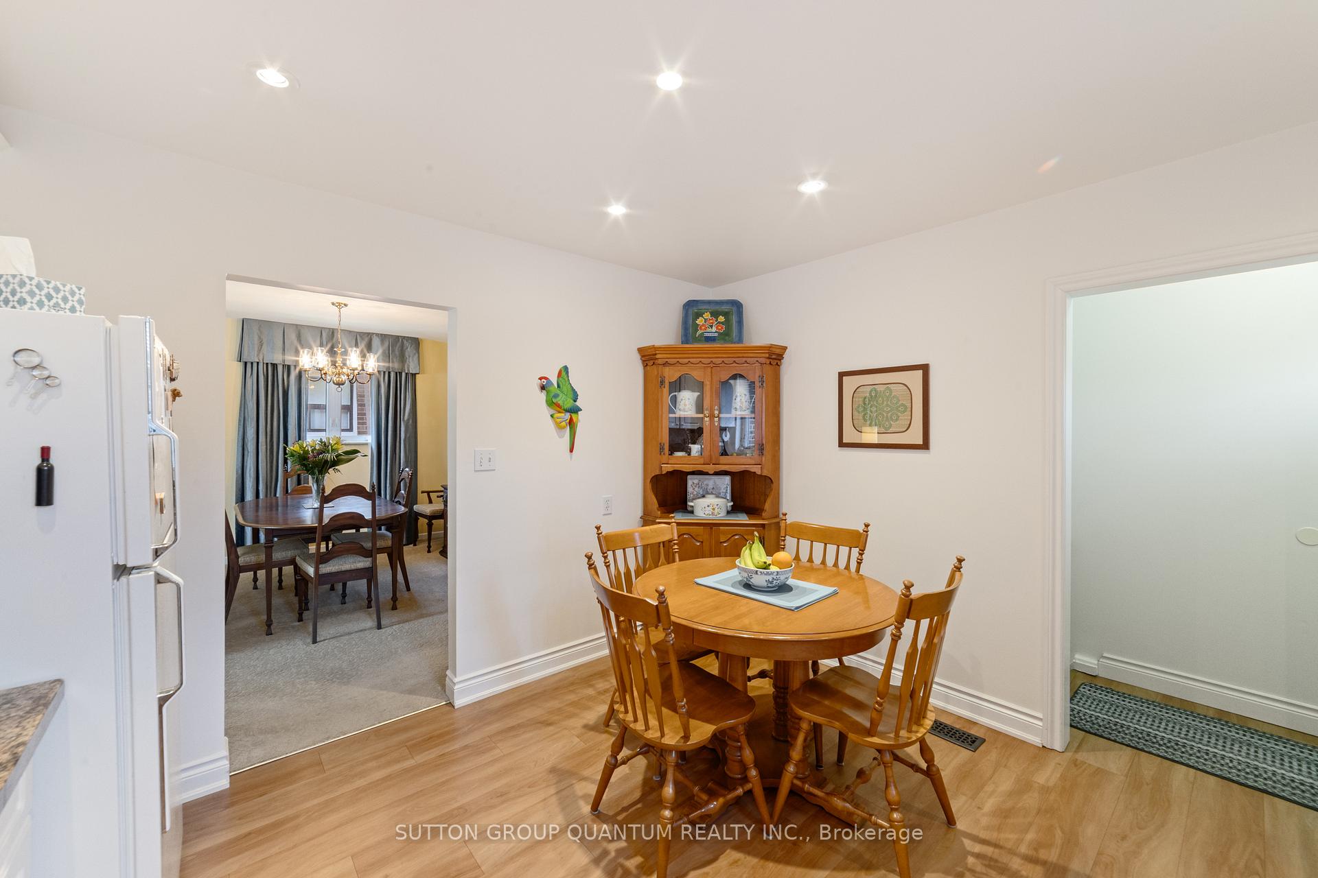 Photo 12 of 37 Farley Crescent, Etobicoke, Willowridge-Martingrove-Richview — HOMEH