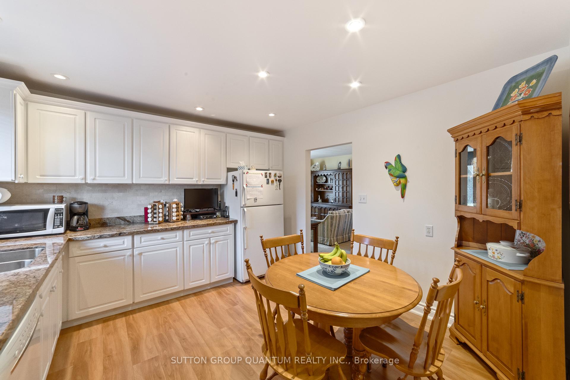 Photo 13 of 37 Farley Crescent, Etobicoke, Willowridge-Martingrove-Richview — HOMEH