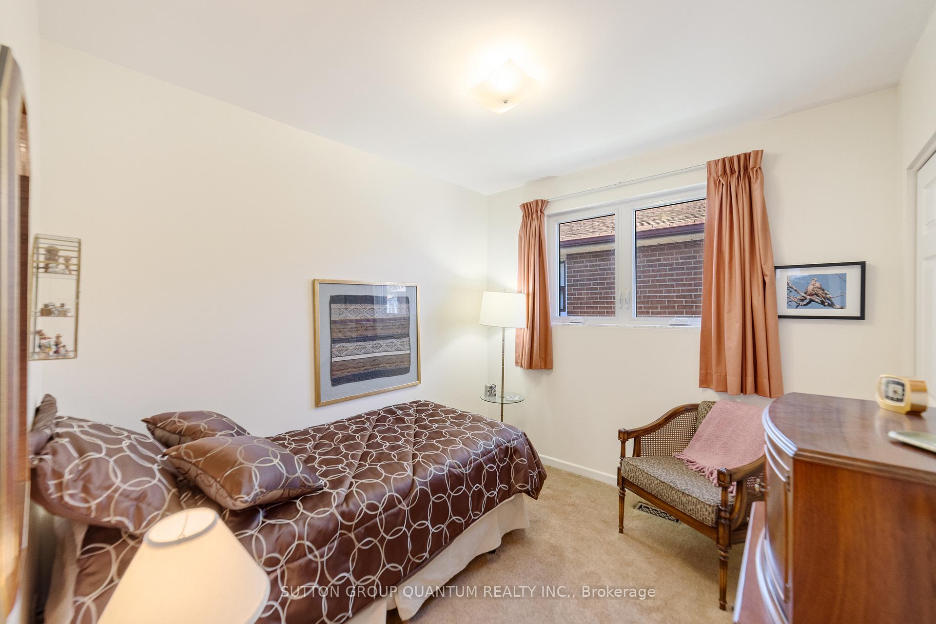Photo 14 of 37 Farley Crescent, Etobicoke, Willowridge-Martingrove-Richview — HOMEH