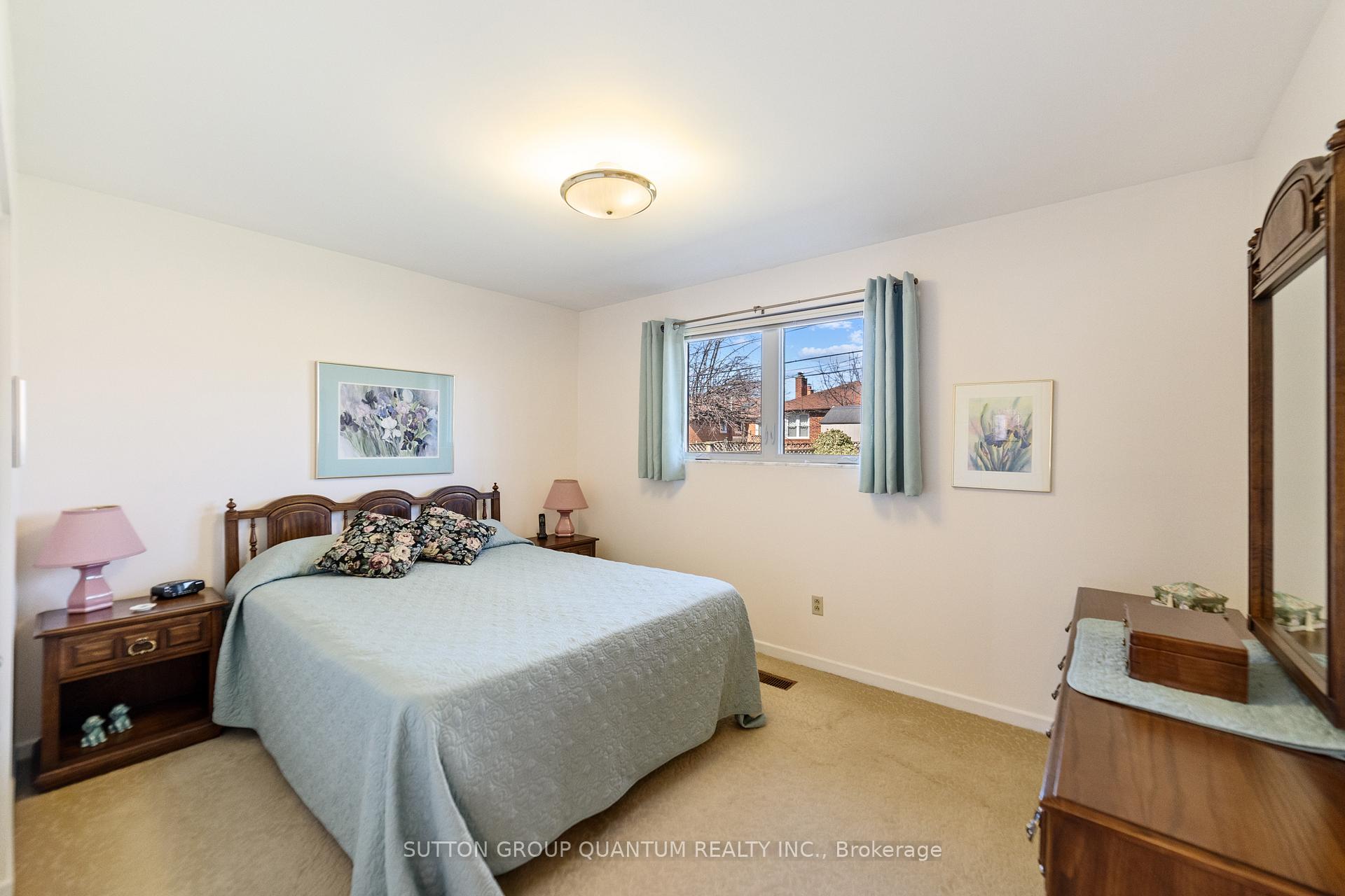 Photo 15 of 37 Farley Crescent, Etobicoke, Willowridge-Martingrove-Richview — HOMEH