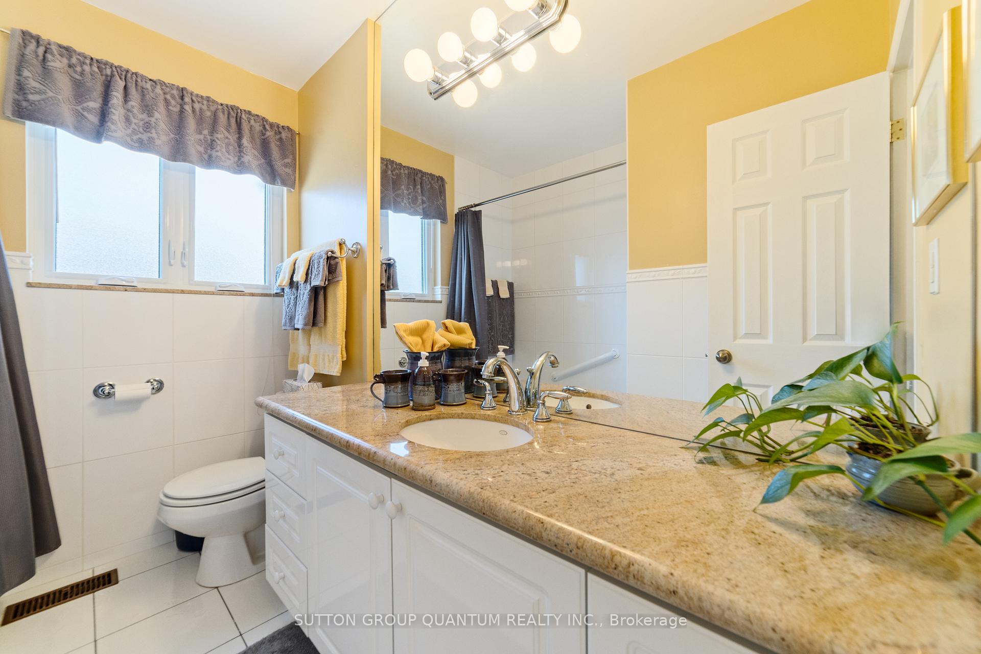Photo 18 of 37 Farley Crescent, Etobicoke, Willowridge-Martingrove-Richview — HOMEH