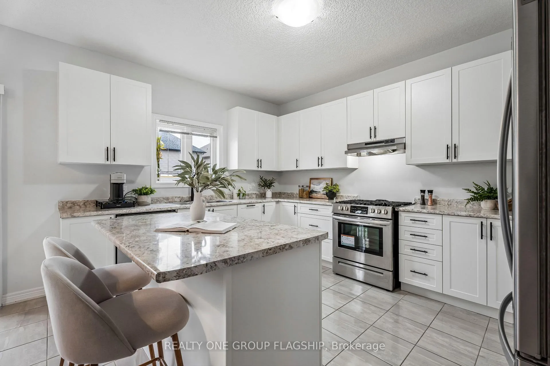 Photo 9 of 87 Dolomiti Court, Hamilton, Rural Glanbrook — HOMEH