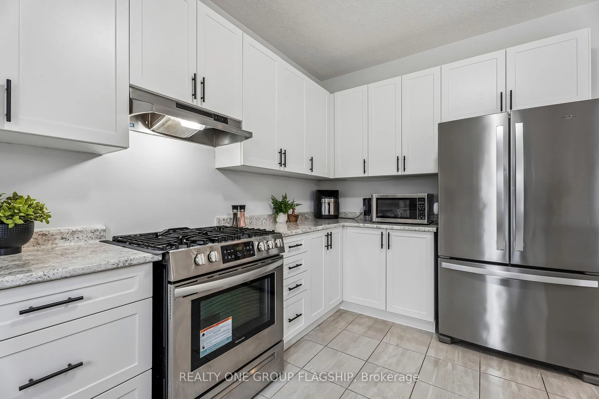 Photo 10 of 87 Dolomiti Court, Hamilton, Rural Glanbrook — HOMEH
