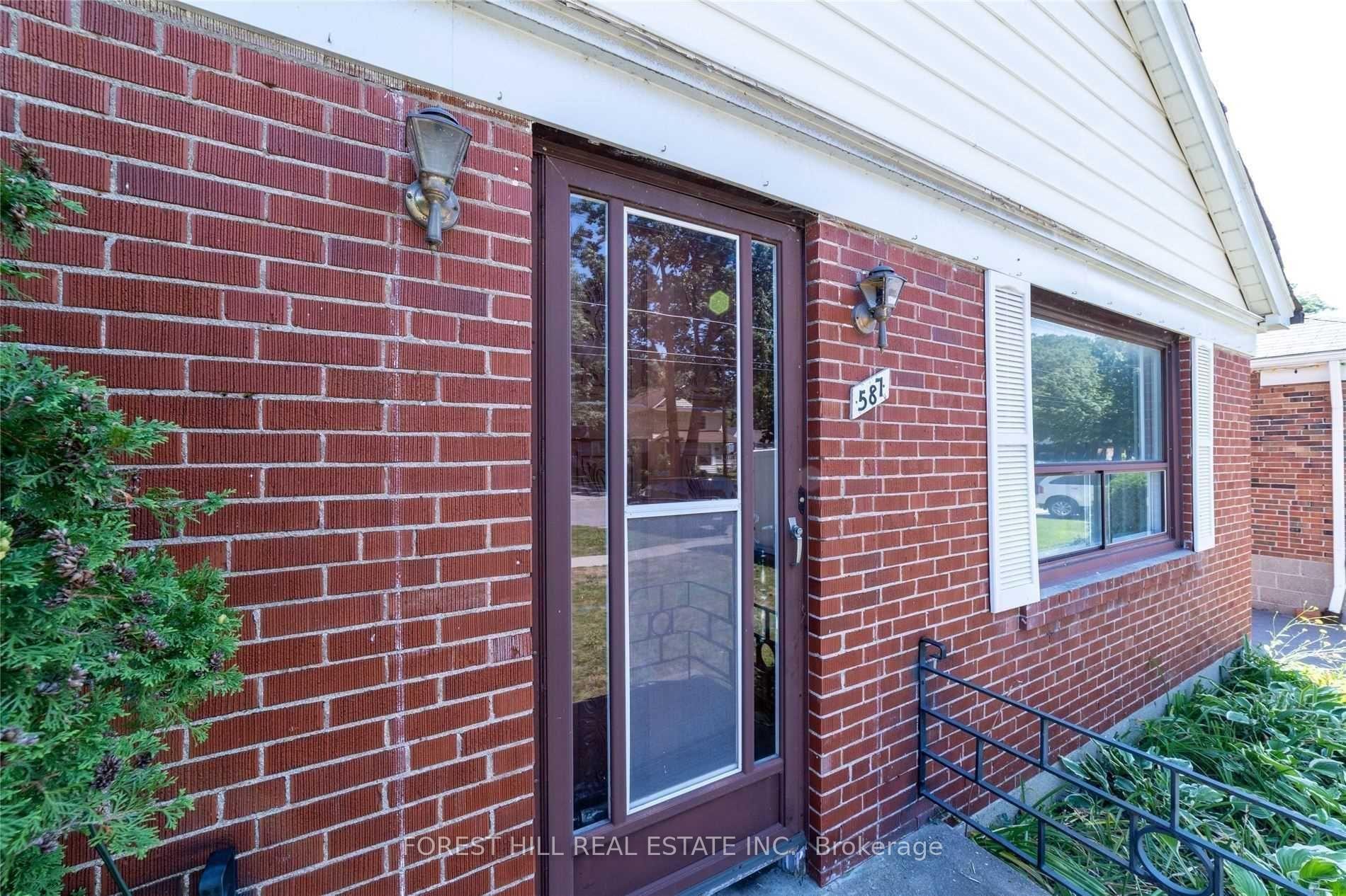 Photo 3 of 587 Horner Avenue, Etobicoke, Alderwood — HOMEH