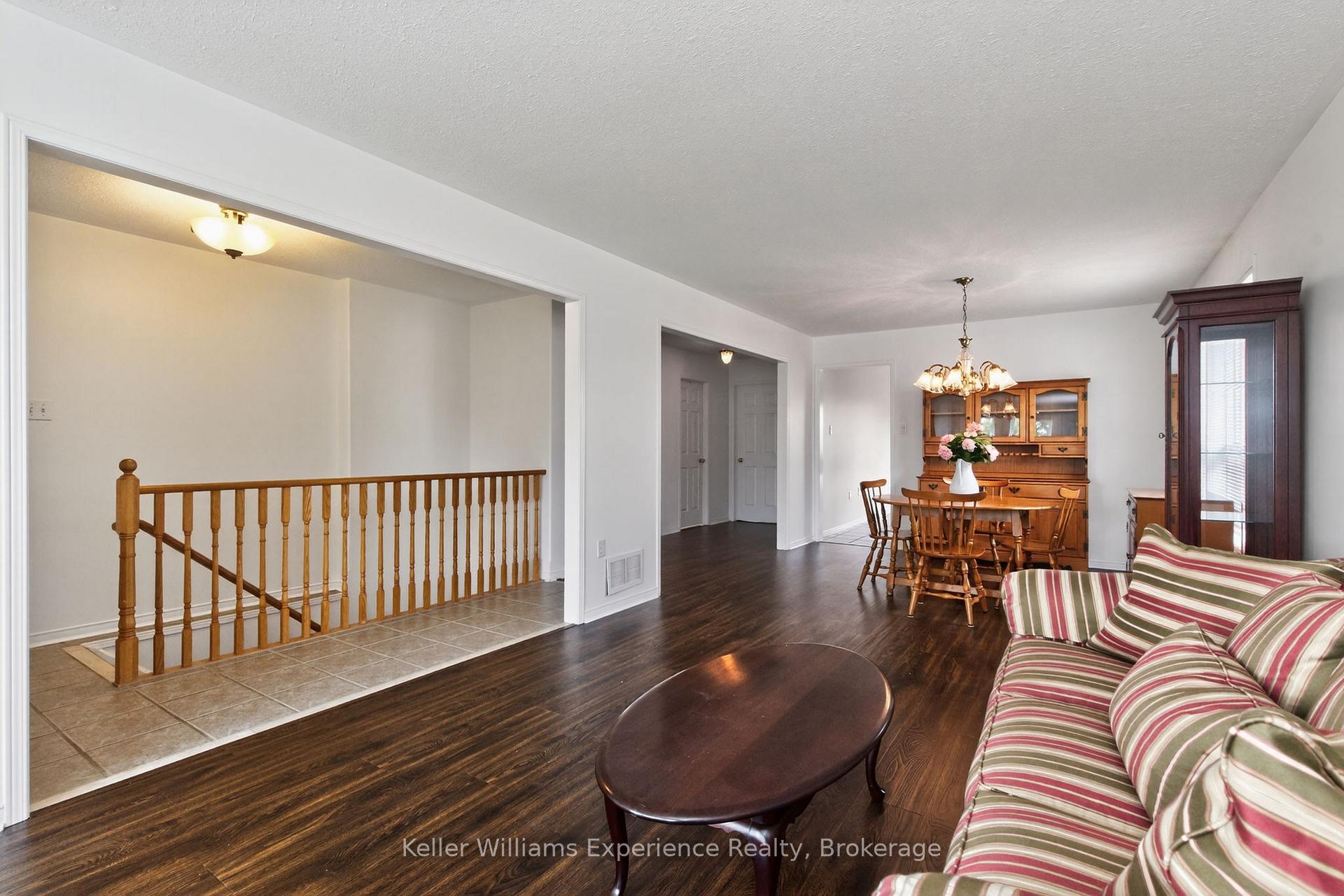 Photo 5 of 79 Sun King Crescent, Barrie, Innis-Shore — HOMEH