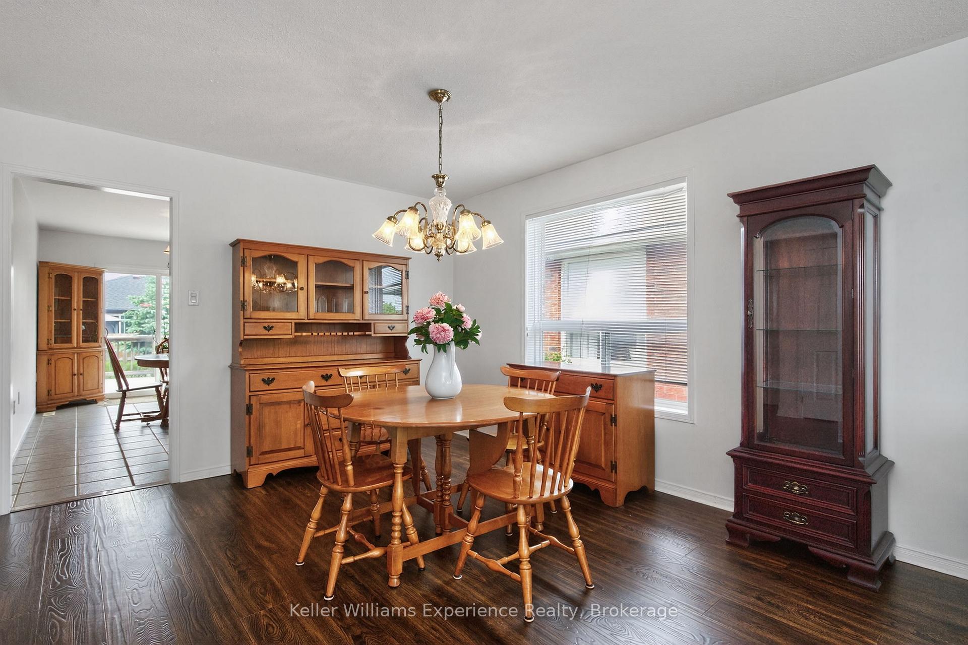 Photo 3 of 79 Sun King Crescent, Barrie, Innis-Shore — HOMEH