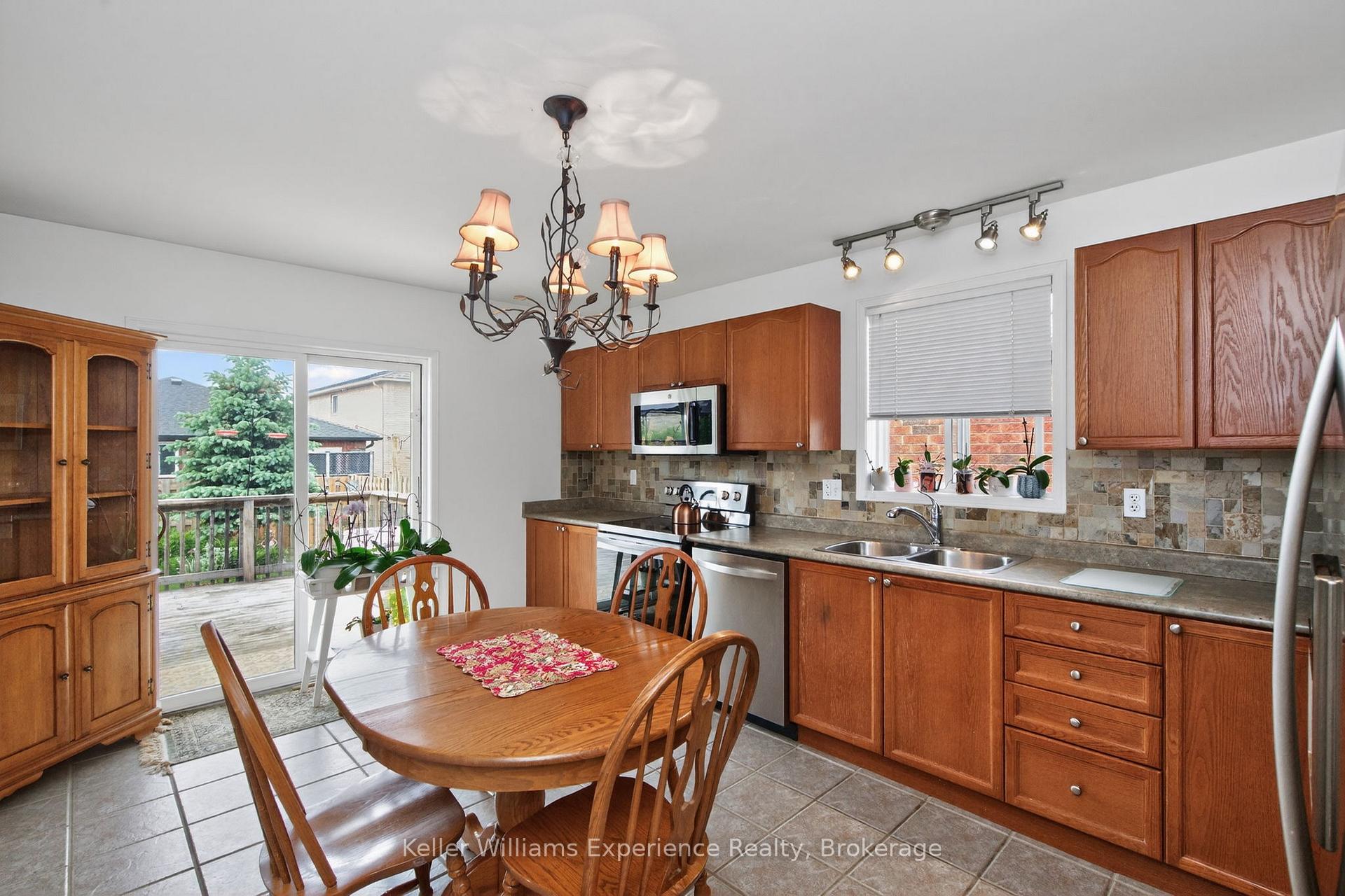 Photo 4 of 79 Sun King Crescent, Barrie, Innis-Shore — HOMEH