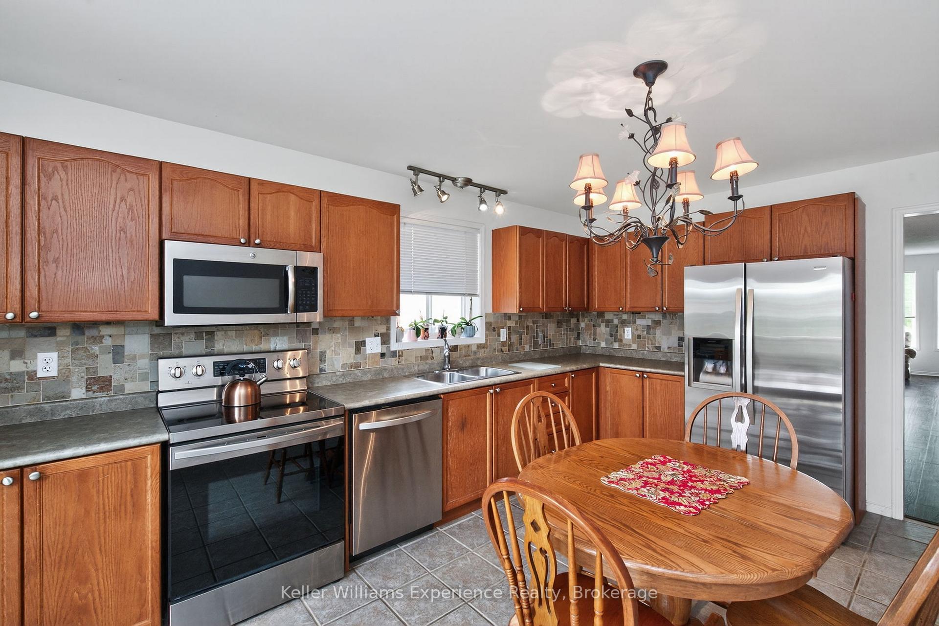 Photo 7 of 79 Sun King Crescent, Barrie, Innis-Shore — HOMEH