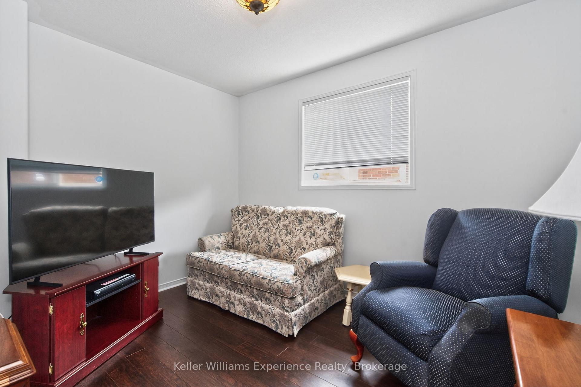 Photo 10 of 79 Sun King Crescent, Barrie, Innis-Shore — HOMEH