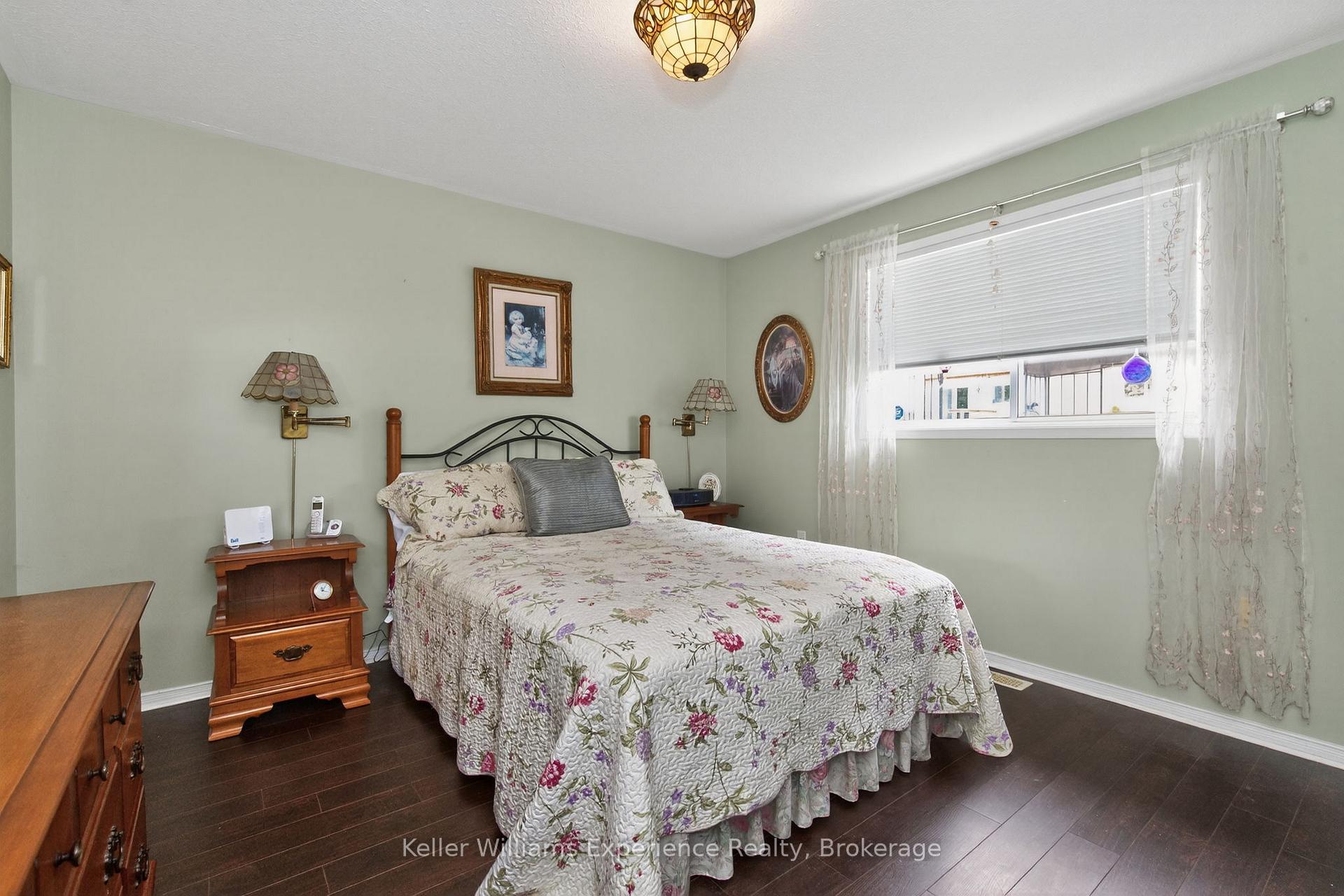 Photo 8 of 79 Sun King Crescent, Barrie, Innis-Shore — HOMEH