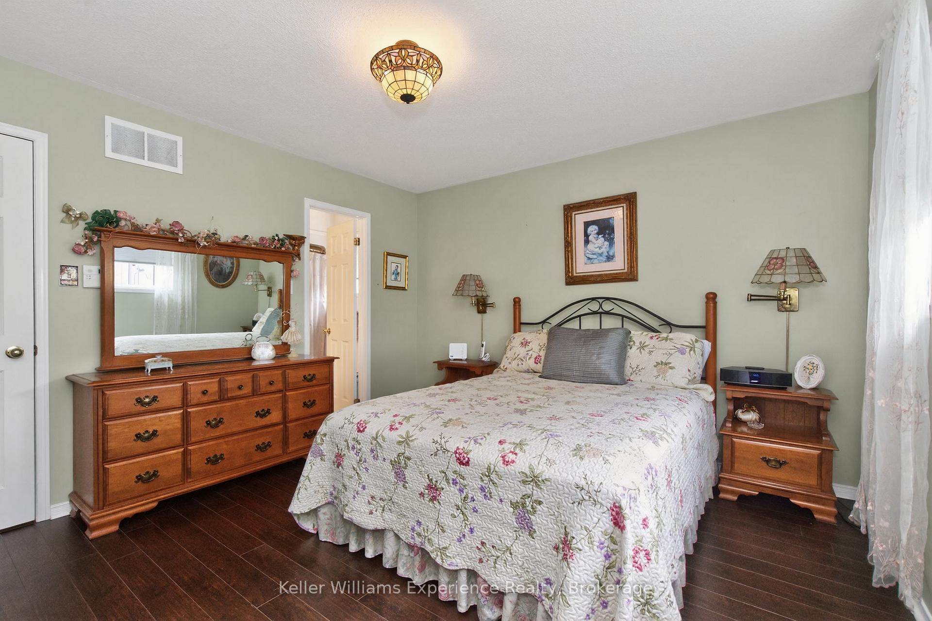 Photo 6 of 79 Sun King Crescent, Barrie, Innis-Shore — HOMEH