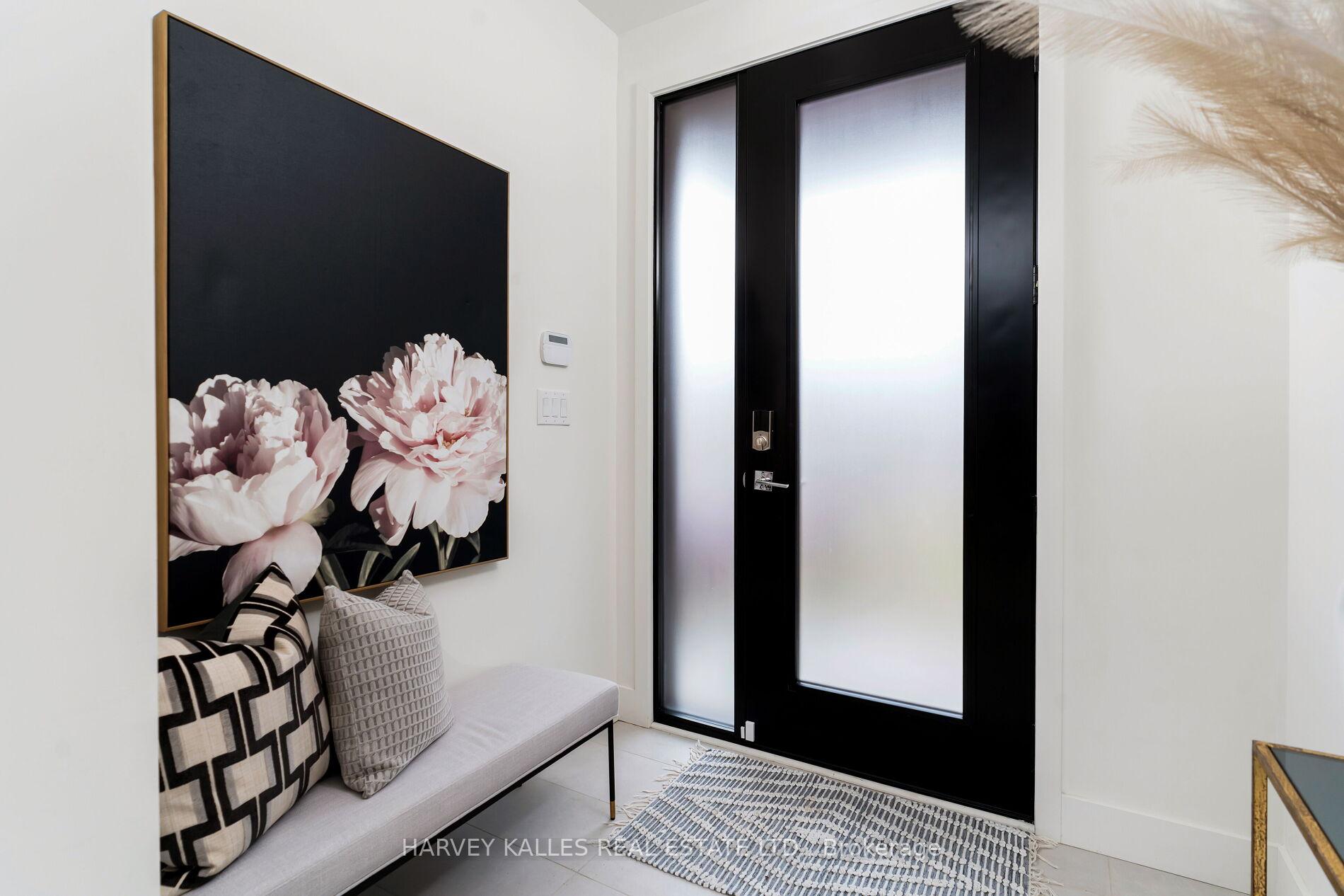 Photo 3 of 30 Roseland Drive, Etobicoke, Alderwood — HOMEH