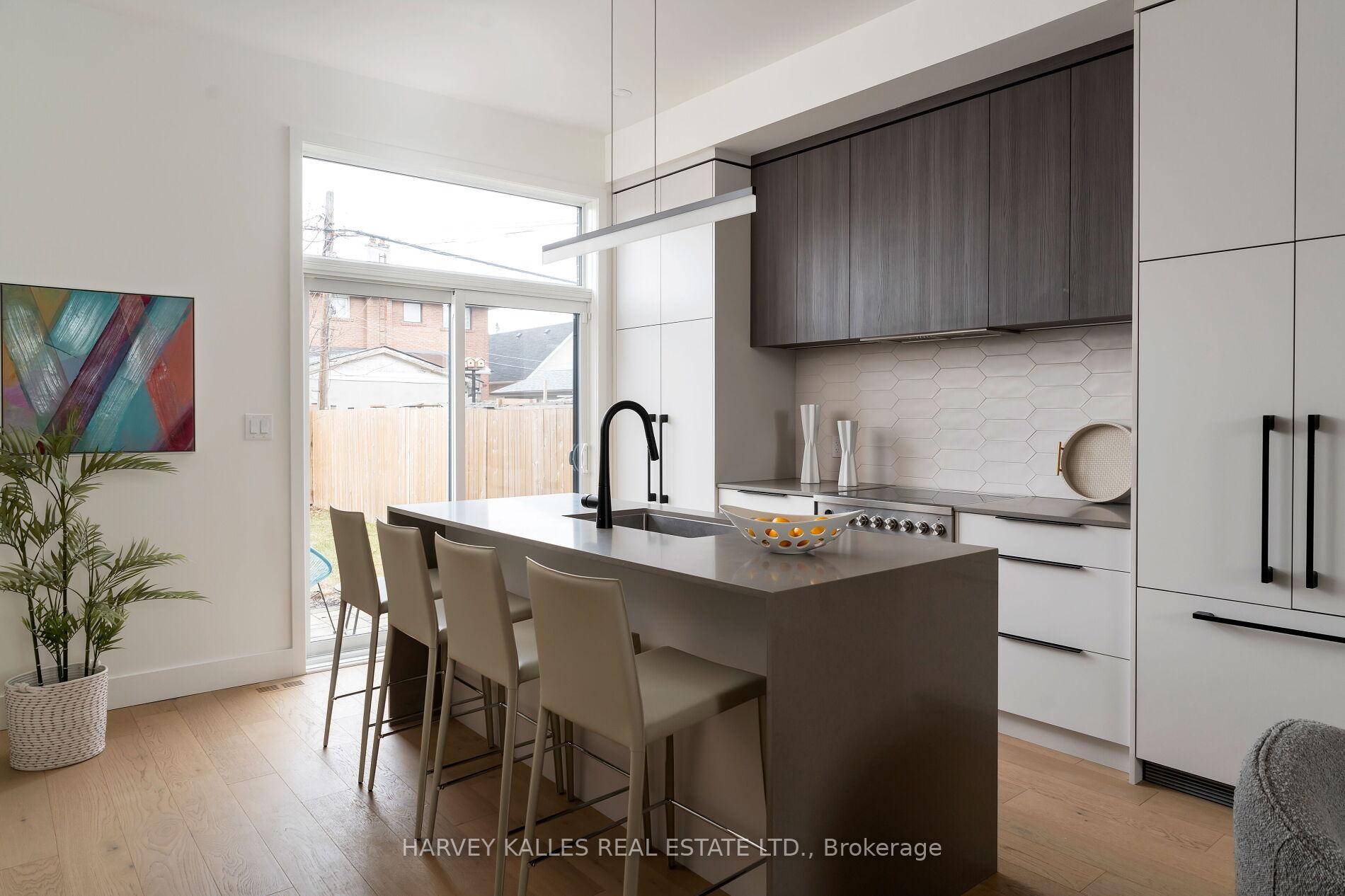 Photo 10 of 30 Roseland Drive, Etobicoke, Alderwood — HOMEH