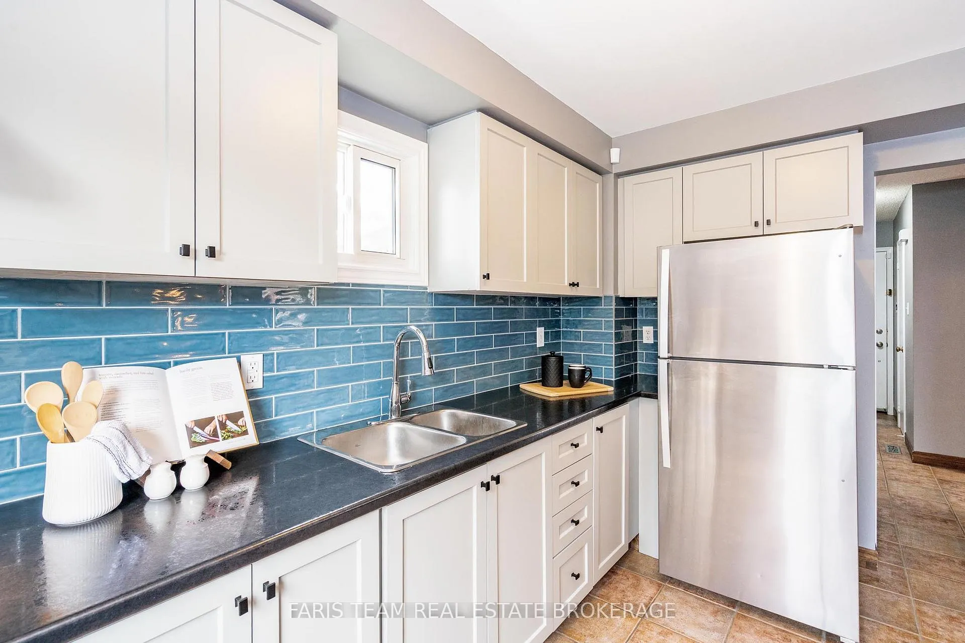 Photo 8 of 230 Kozlov Street, Barrie, West Bayfield — HOMEH