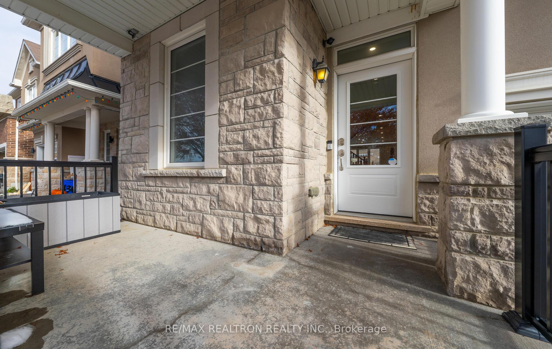 Photo 2 of 128 Buckle Crescent, Aurora, Rural Aurora — HOMEH
