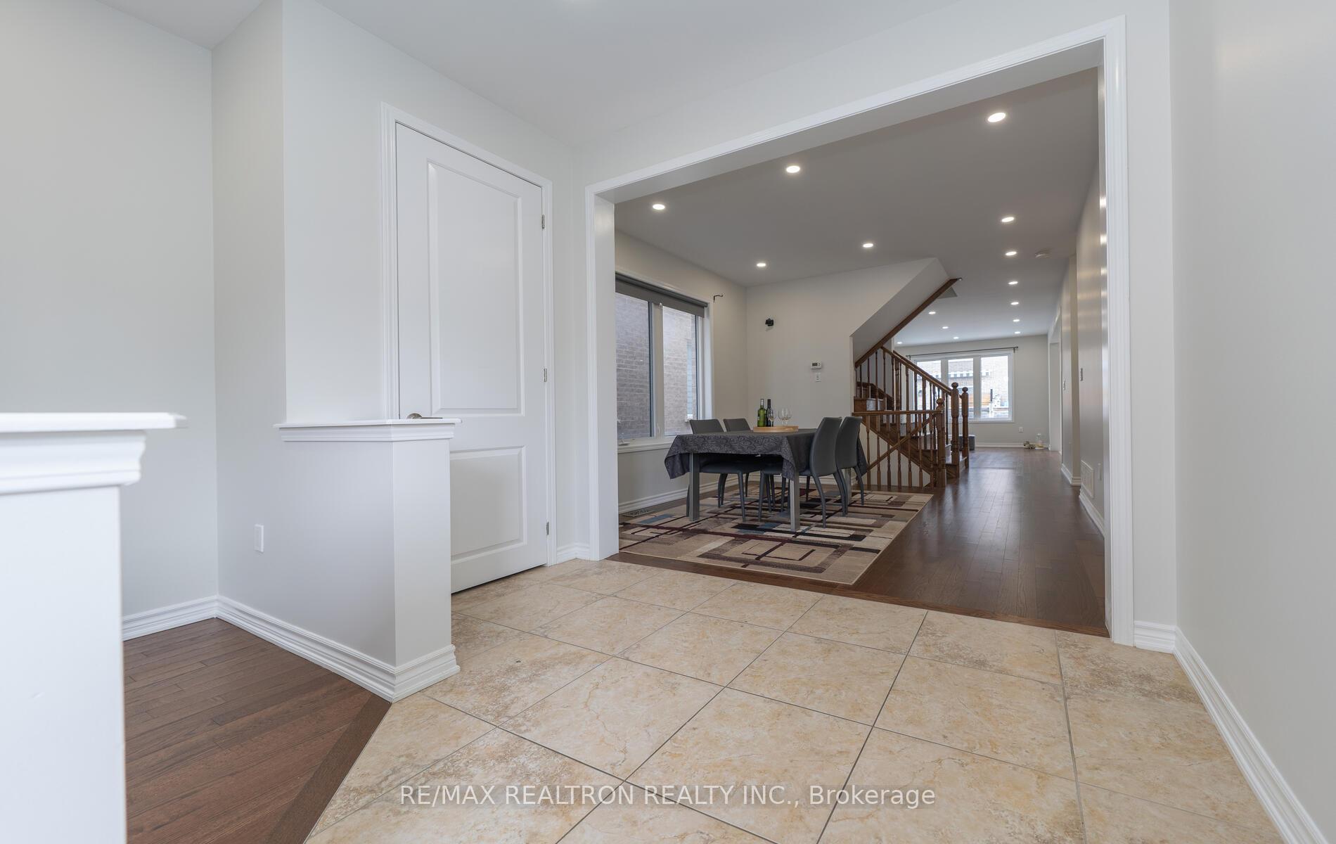 Photo 3 of 128 Buckle Crescent, Aurora, Rural Aurora — HOMEH