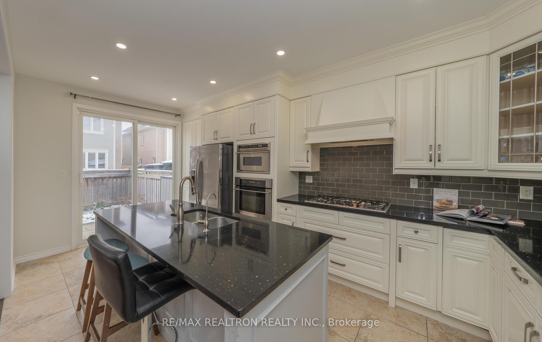 Photo 11 of 128 Buckle Crescent, Aurora, Rural Aurora — HOMEH