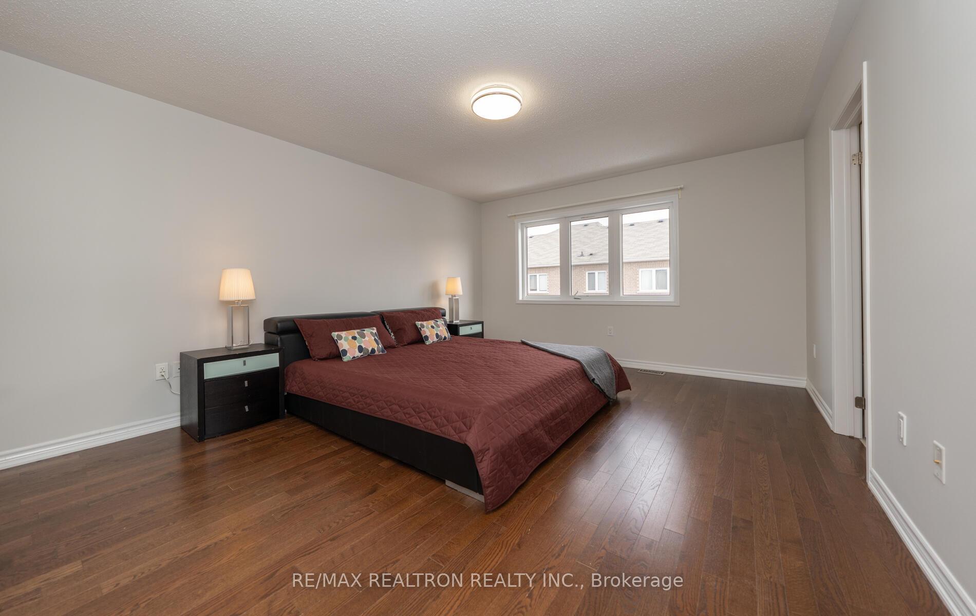 Photo 12 of 128 Buckle Crescent, Aurora, Rural Aurora — HOMEH