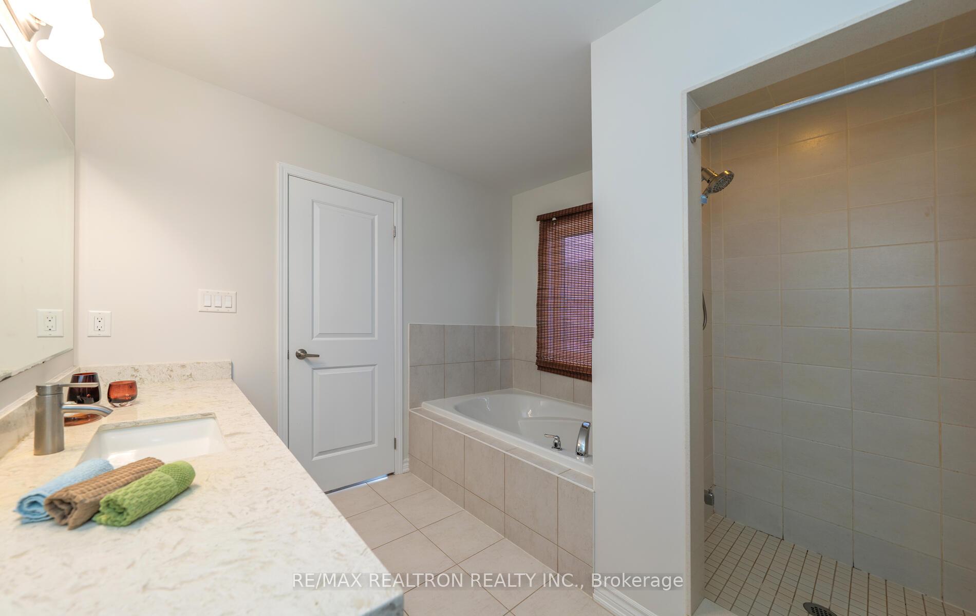 Photo 22 of 128 Buckle Crescent, Aurora, Rural Aurora — HOMEH