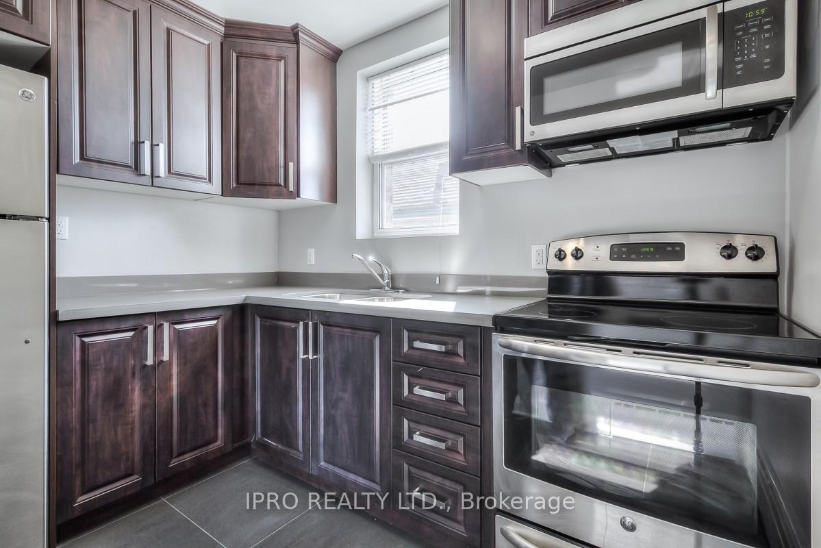 Photo 3 of Unit 3, 6 Seventeenth Street, Etobicoke, New Toronto — HOMEH