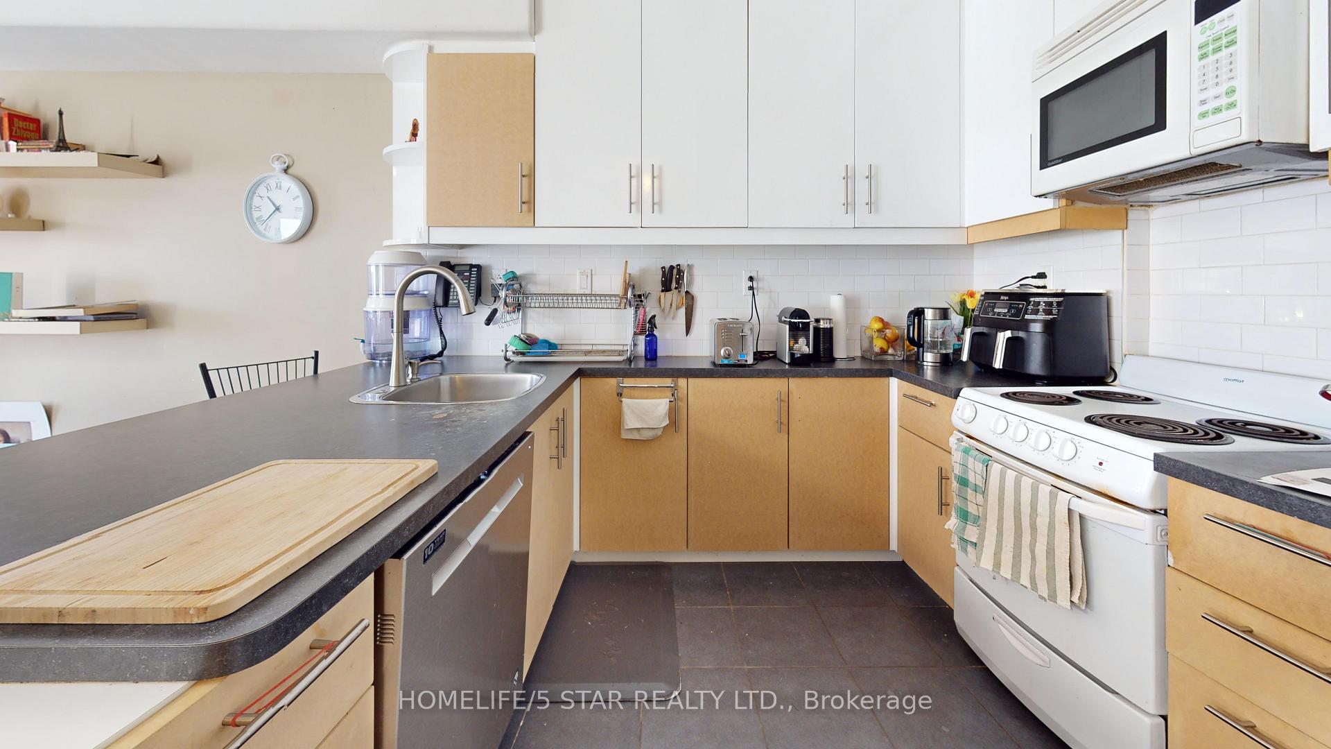 Photo 3 of Unit 2, 171 Euclid Avenue, Toronto, Trinity-Bellwoods — HOMEH