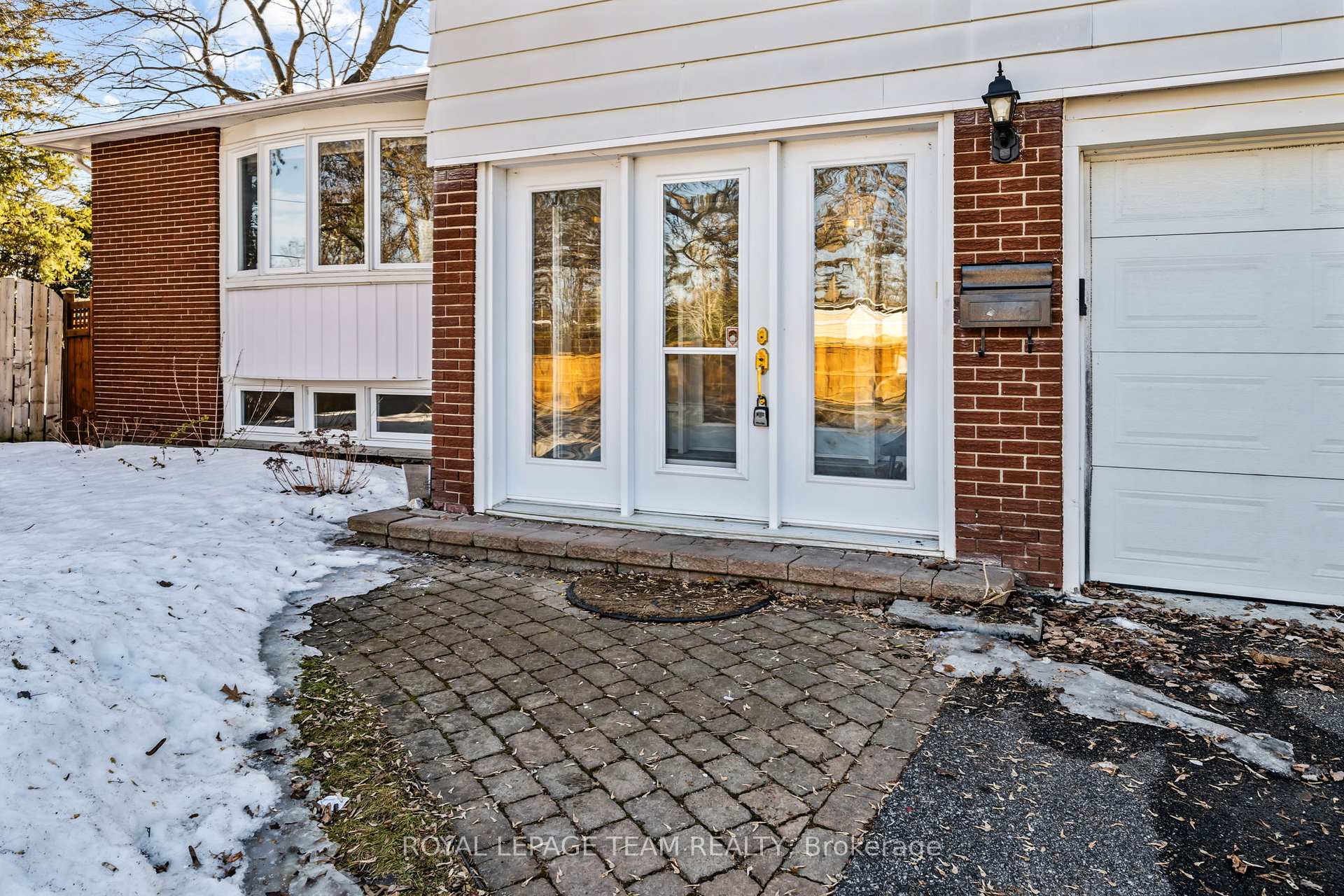 Photo 3 of 109 Eastpark Drive, Ottawa, Blackburn Hamlet — HOMEH