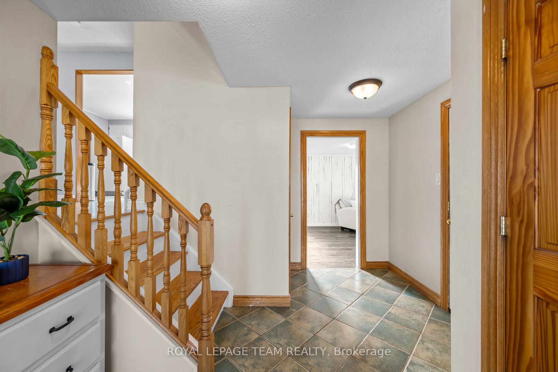 Photo 6 of 109 Eastpark Drive, Ottawa, Blackburn Hamlet — HOMEH